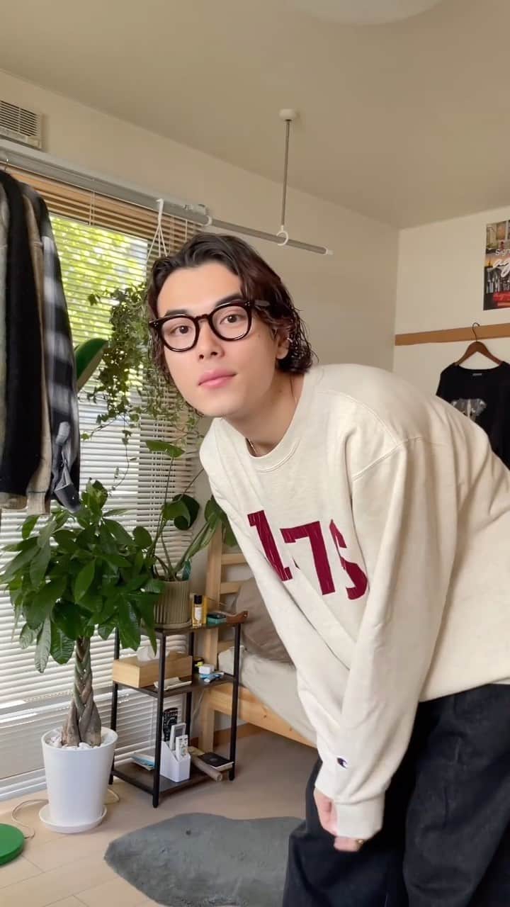 のインスタグラム：「久しぶりのお家リール👨🏻‍🌾  @champion_japan のカレッジスウェットにワイドデニムを合わせたシンプルな綺麗目アメカジスタイル🔅  年齢を重ねるごとにシンプルになっていくからこそ ものとシルエットには拘って◎  次は @fujitamayuki__ ちゃんにバトンパス🤳🏻  #PR #ChampionJP #チャンピオン #Champion #Champion_batonoutfit」