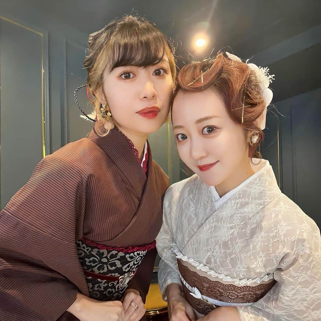 中島絢乃のインスタグラム：「👘🎄👭  .  本当にありがたいことに イヤーボストンバッグもすぐsoldoutになり ばたばたも少し落ち着いたところなのですが、、👭💭  .  .  みんなにお知らせがあります、、！！！  .  .  なんと、、、  【#Village ×#中島姉妹 コラボイベント】 今年も開催させていただくことになりました！！！😭💞💞 ▶︎ @village_tokyo   -------------------------- ☑️12月9日(土)📍Village浅草店 →予約11月5日19:00〜  ☑️12月20日(水)📍オンラインイベント --------------------------  今年は会えるイベントなかったからね🥹 開催できるのが嬉しすぎるよ、、😭💞👘  .  遠方の方やお仕事帰りの方も気軽に参加できるような 初のオンラインイベントにも挑戦するので、 直接会うのはちょっとハードル高いなって方は こちらに参加してみてください👀💫 ⚠️オフライン・オンライン両方参加も可能です⚠️  詳しくは たんりいちゃんが作ってくれた 素敵な画像をご確認ください🙏💫👘  .  また今年もかわいいVillageさんのお着物を着て みんなに会えるのを楽しみにしているよーーー🥹💞👘  ⚠️11/4(土)21:00〜 今回のイベントについて Villageディレクター・たんりいちゃん( @tanrii97 )と コラボインスタライブもするのでぜひチェックを👀💞⚠️  〰〰〰️〰 #浅草着物レンタル #浅草浴衣レンタル #着物レンタル浅草 #浴衣レンタル浅草 #village_kimono #village #中島姉妹」