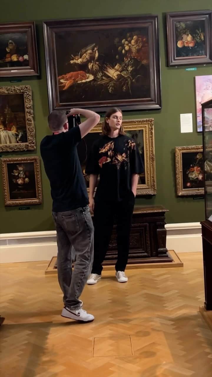 のインスタグラム：「Let the art do the talking.  BTS of Topman + Ashmolean Museum @ashmoleanmuseum」