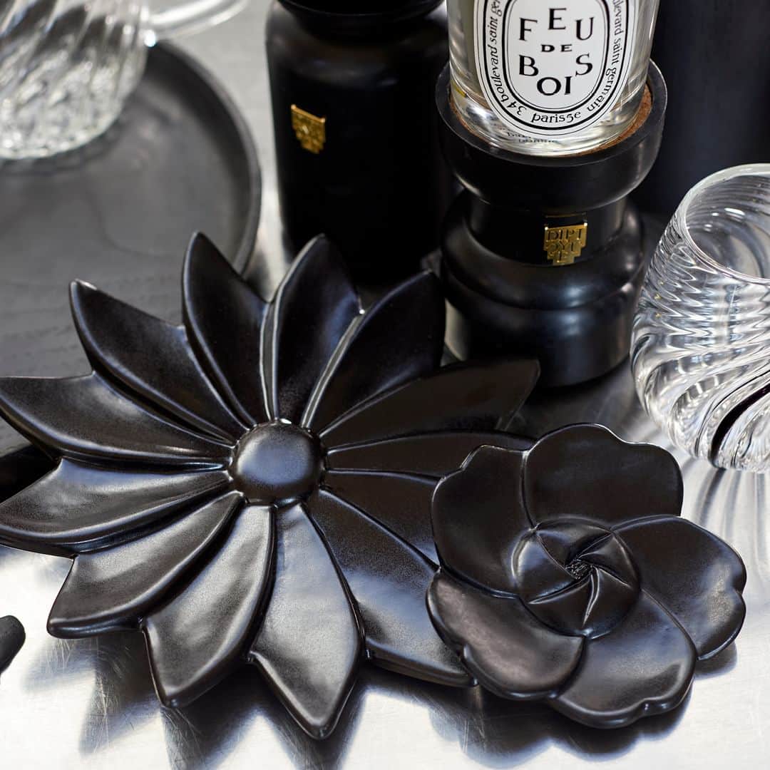 ディプティックさんのインスタグラム写真 - (ディプティックInstagram)「Flowers that bloom… …indoors. Crafted by the Manufacture de Digoin, a pottery house dating back to 1875, these three black enamelled sandstone trays can be used as table centrepieces, trinket trays, soap dishes and so much more. Let the day, and the day's inspiration, lead the way. #Diptyque #Deco #FlamesandSmoke #SavoirFaire」10月21日 19時12分 - diptyque