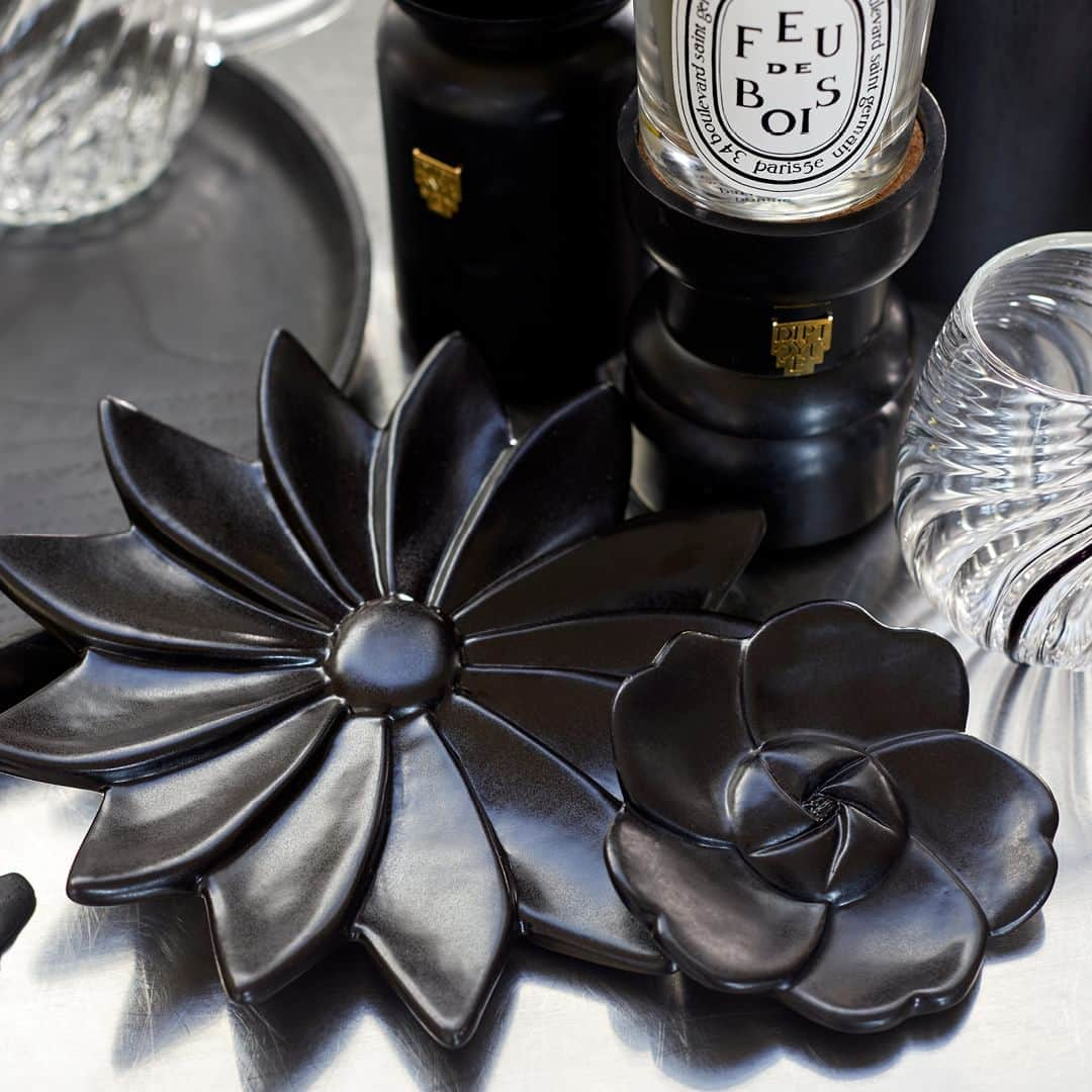 ディプティックのインスタグラム：「Flowers that bloom… …indoors. Crafted by the Manufacture de Digoin, a pottery house dating back to 1875, these three black enamelled sandstone trays can be used as table centrepieces, trinket trays, soap dishes and so much more. Let the day, and the day's inspiration, lead the way. #Diptyque #Deco #FlamesandSmoke #SavoirFaire」