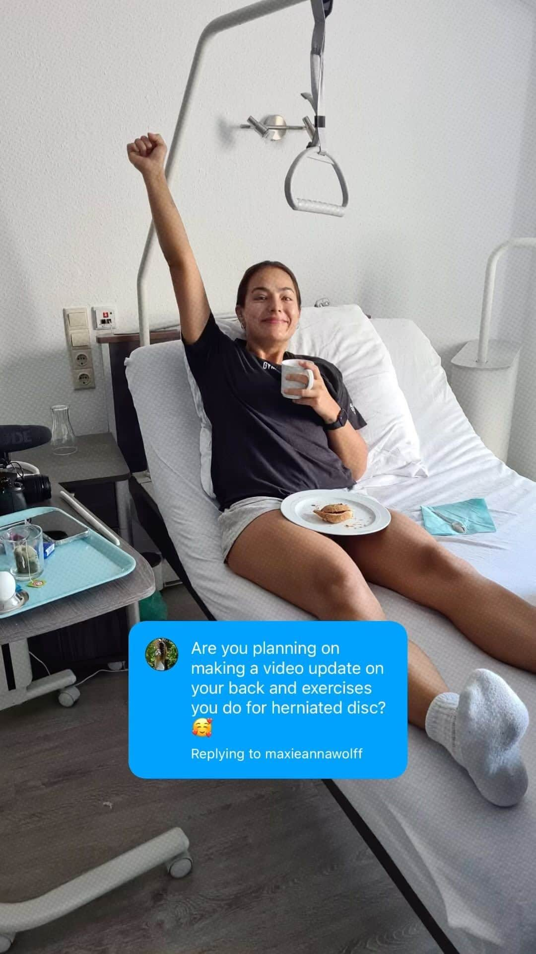 Dutchのインスタグラム：「POV: gymrat does back surgery🤕💪🏽 MY EXPERIENCE👇🏽 ⠀⠀⠀⠀⠀⠀⠀⠀⠀ Having back surgery for a slipped disc was one of the most humbling experiences ever. It made me appreciate my body In a whole different way. HERE IS WHAT I DID:  ⠀⠀⠀⠀⠀⠀⠀⠀⠀ 🤕BEFORE SURGERY🤕 ⠀⠀⠀⠀⠀⠀⠀⠀⠀ ❌DONT: - any kind of deadlifts.  - squats.  - hyperextions.  - long runs. ⠀⠀⠀⠀⠀⠀⠀⠀⠀ ✅ DO:  - glute exercises. (Strong glutes, mean a stronger lower back)  ⠀⠀⠀⠀⠀⠀⠀⠀⠀ - functional core exercises. (Keeps your posture strong and ready for impact when doing a surgery) these are mostly avoiding putting too much pressure on your spine but DO workout your core amazing. (In 2 weeks from now You can find these single workouts in my @mybestshapeapp )  ⠀⠀⠀⠀⠀⠀⠀⠀⠀ - Stretching before ANY workout. Normally you wouldn’t do this, but with a slipped disc my sports doc recommended to do a 30 min warm up and stretch before any workouts and this honestly kept me going and pain free.  ⠀⠀⠀⠀⠀⠀⠀⠀⠀ 💪🏽AFTER SURGERY💪🏽  ⠀⠀⠀⠀⠀⠀⠀⠀⠀ ❌DONT: - stretching. I was not allowed to do this until 3 months after surgery.  ⠀⠀⠀⠀⠀⠀⠀⠀⠀ - running. I was not allowed to do this until 10 weeks after surgery and started with 10 meter runs to test. Dont overdo it.  ⠀⠀⠀⠀⠀⠀⠀⠀⠀ - long walks. On the inside your body needs at least 4 weeks to stick all the tissue back together & too much walking can cause inflammation!  ⠀⠀⠀⠀⠀⠀⠀⠀⠀ ✅DO:  - I started with bodyweight exercises and super slow build ups 4 weeks after my surgery. I could NOT do heavy weights for 6 months, so don’t underestimate this and please consult your sports Doc. But the reccomendation of no movement from the hospital only made my pain worse. And honestly.. (in my opinion) this was the advice for the average 70 year old who got surgery done. They did not take a young person into account at all.  ⠀⠀⠀⠀⠀⠀⠀⠀⠀ - get a sports physician asap. The hospital won’t advice anything on sports or fitness and a sports doc can really help you recover faster. Movement = healing. If I didn’t do this for myself I wouldn’t have gone back to sports. Again.. I’m not a doc, but this is my own experience❤️.  ⠀⠀⠀⠀⠀⠀⠀⠀⠀ An injury sets you back, but it does not mean you’re finished. Hope this helps!」