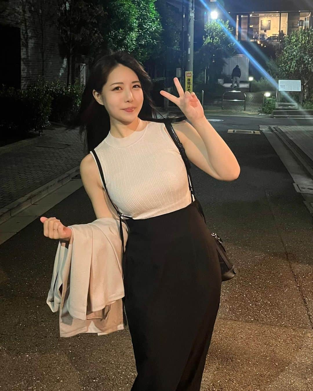 永岡怜子のインスタグラム：「36歳になりました。 お鮨とお酒が好きな一般鍼灸師です。  趣味は人体と女体、特技はソロ活です。  加齢による衰え、理想との乖離に怯え引退し ひっそりと余生を過ごそうと思っていたのですが  思ったより瑞々しく形状を記憶したまま 36歳まで生きる事ができてしまったので  これからは永岡怜子の名前と過去の栄光を 存分に使って活動していこうと思います。  対戦よろしくお願いします🐰  .   #外側カメラ割れてます #滲み出る昭和感 #私がインスタグラマーになれない理由 #永岡怜子 #36歳 #昭和生まれ #年女 #🐰 #美容鍼はいいぞ #鍼灸はいいぞ」