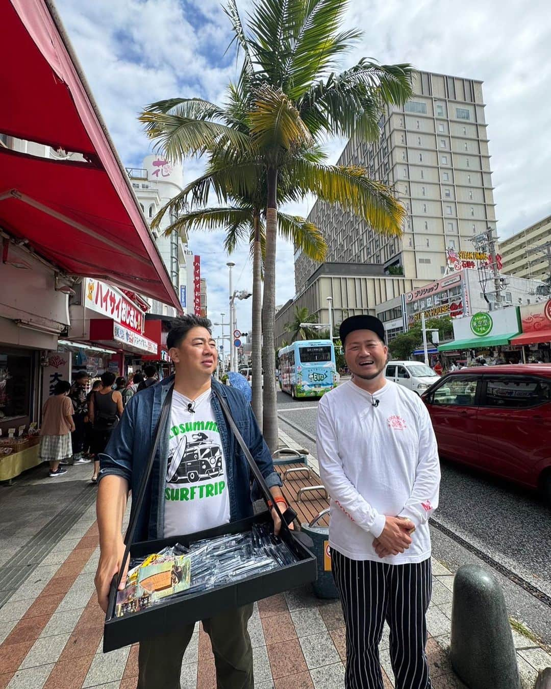 川原豪介さんのインスタグラム写真 - (川原豪介Instagram)「10月21日土曜日曇りのち晴れ。 今日は仕事で沖縄に行きました‼️国際通りは観光客がたくさんいました！でっかいシーサーと写真とったり沖縄料理を食べたりしました！沖縄の人達はとても優しかったです。やさシーサーでした！沖縄の海はとても綺麗でした！美しーサーでした！日帰りだったので今度はプライベートで泊まりで行きたいなぁと思いました！終わり。今から福岡に帰ります✈️ぬんっ！ #沖縄ロケ  #ブルーリバーの望むところだ  #日帰り #先週から  #長崎 #ハウステンボス  #名古屋  #豊田スタジアム #佐賀 #嬉野  #沖縄 #全部日帰り  #日帰リバー」10月21日 19時25分 - blueriver_kawa