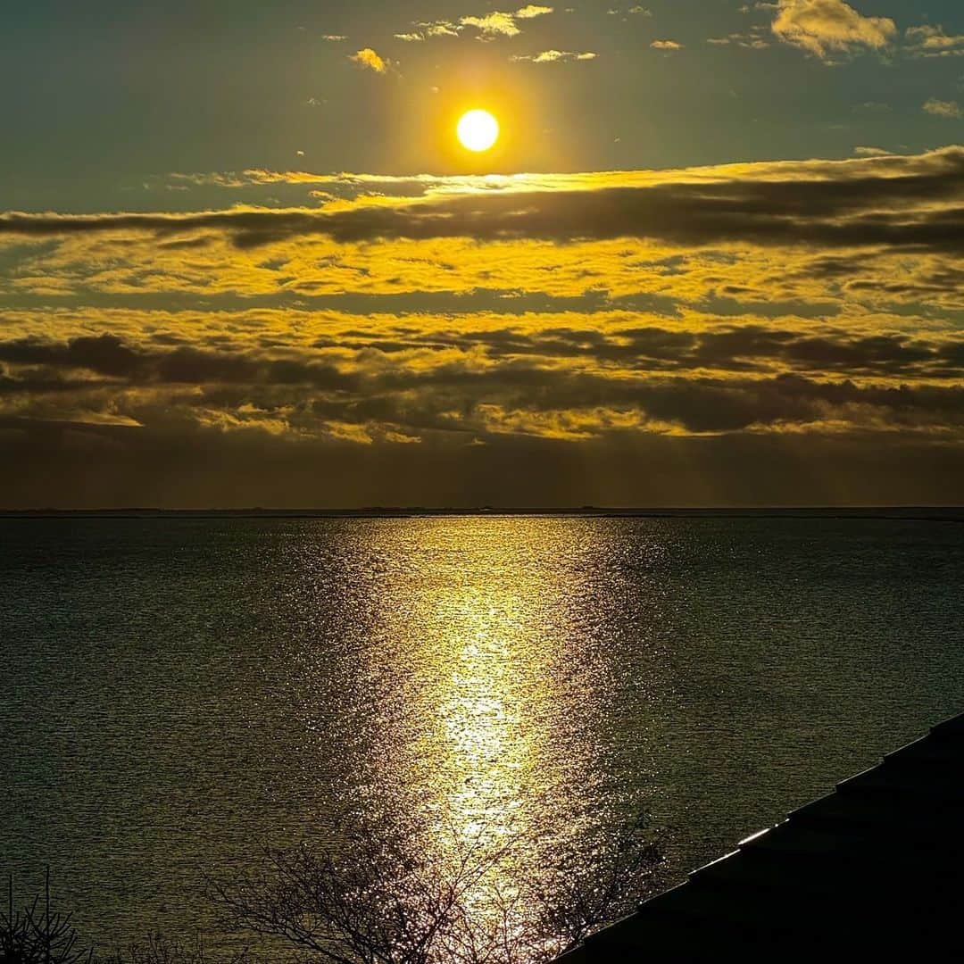 中丸雄一さんのインスタグラム写真 - (中丸雄一Instagram)「北海道の野付郡別海町から中継した。  「山漬け」という、鮭に大量の塩を塗り込み、熟成させて旨味を引き出す方法を知る。めちゃくちゃ美味しい鮭だった。  野付学の授業では、鮭に関することを学ぶ。地元の子達は幼稚園から中学3年まで学ぶらしい。地元愛も深まりますなあ。」10月21日 19時25分 - y_nakamaru_94