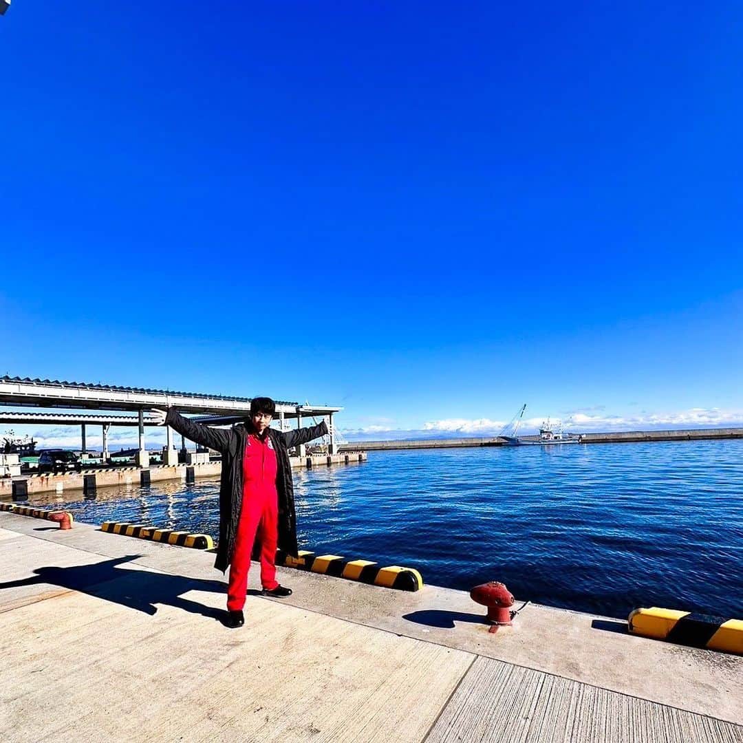 中丸雄一さんのインスタグラム写真 - (中丸雄一Instagram)「北海道の野付郡別海町から中継した。  「山漬け」という、鮭に大量の塩を塗り込み、熟成させて旨味を引き出す方法を知る。めちゃくちゃ美味しい鮭だった。  野付学の授業では、鮭に関することを学ぶ。地元の子達は幼稚園から中学3年まで学ぶらしい。地元愛も深まりますなあ。」10月21日 19時25分 - y_nakamaru_94