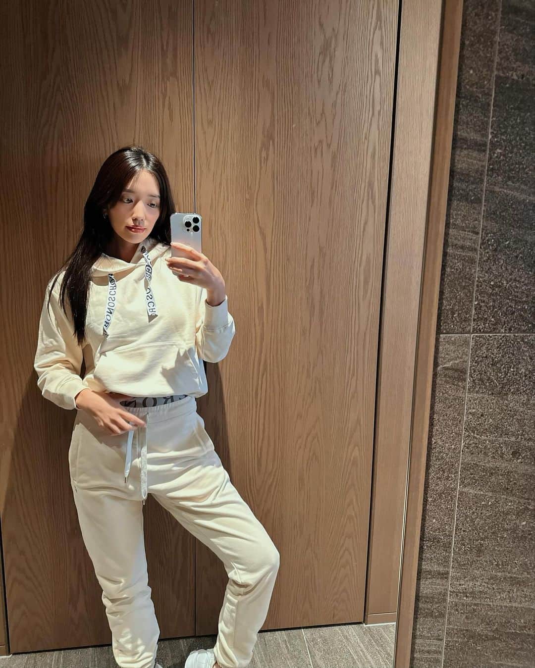 柳本絵美のインスタグラム：「明日はセミナー&来店イベント💖 ワクワクの1日でございます🧚  セミナーは、大変有り難いことに 増やした枠もすべて埋まり💦 450名の満員御礼、札止めとなりました🙇‍♀️🔥 2人で力を合わせて最高の時間にいたします💪  そして！17時からは @cronos_apparel_ginzasix で 17:00-20:00来店イベントを行わせていただきます😍💗 大好きな直接お話しができる機会です✨ お忙しいとは思いますが、 ぜひ足を運んでいただけたら嬉しいです…💕  セミナーの最終仕上げで、 絶賛燃えたぎっている最中ですが(笑) なるべく早く寝て、明日は楽しく頑張ります🙋‍♀️  ご参加くださる皆さま、会いに来てくださる皆さま！ 明日は宜しくお願いします🫶🩷」