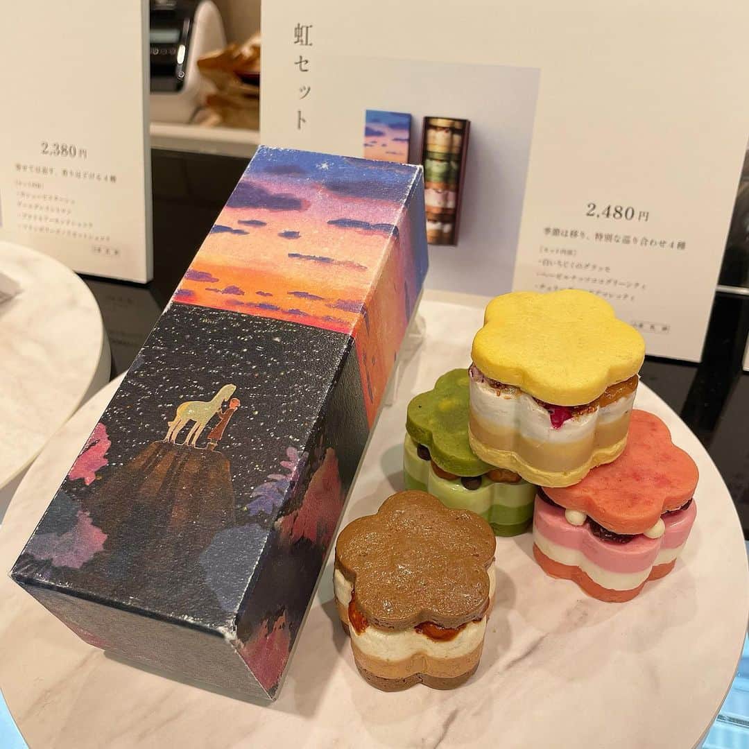大丸神戸店のモノとコトさんのインスタグラム写真 - (大丸神戸店のモノとコトInstagram)「. まるで絵画のような進化系バターサンド🤍  〈積奏〉期間限定ショップ 📅10月24日(火)まで 📍地1階 和洋菓子売場 スイーツイベント②  バターとチーズ🧈🧀 果物、木の実にチョコレート🍎🍫 さまざまな素材を重ね合わせた季節や景色の広がりを感じるバターサンド専門店〈積奏〉が大丸神戸店に初登場😋🍃  (1枚目) ♡収穫祭セット　税込2,480円 「五郎島むらさき」「渋皮マロングラッセ」「南瓜と無花果」「メープルカシュー和栗金時」のバターサンド4種を詰め合わせた11月中旬までの特別なバターサンドセットです🍠🌰🎃  見た目やパッケージも可愛いので、手土産やギフトにもぴったりです🧡  #大丸神戸 #大丸神戸店 #大丸 #神戸 #元町 #神戸大丸 #daimarukobe #kobe #積奏 #バターサンド #スイーツ #焼き菓子 #洋菓子 #バターサンド専門店 #バターサンド好き #おやつ #手土産 #ギフト」10月22日 18時00分 - daimarukobe