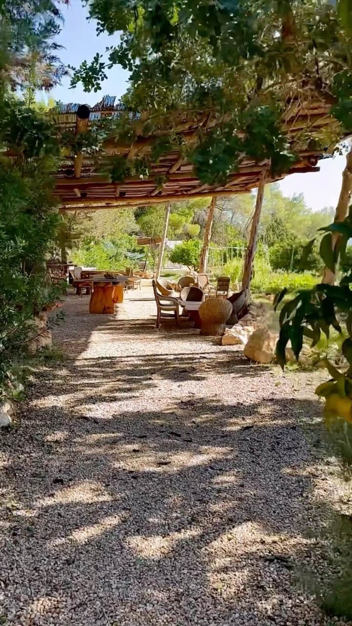 Weronika Bielikのインスタグラム：「Just had the most enchanting experience at Hacienda na Xamena in Ibiza! @haciendanaxamena Imagine watching the sky gracefully transition into a breathtaking sunset, participating in a beautiful hike to an organic garden, and enjoying a curated lunch at La Finca. The spa’s cascading waters were a realm of tranquility, and learning to prepare a traditional herbal drink was a delightful cultural immersion. I left with my heart full of joy and warmth. To all my friends looking for a transformative travel experience, this heavenly place comes highly recommended! 🌿🌅 #UnforgettableIbiza #HaciendaNaXamena」