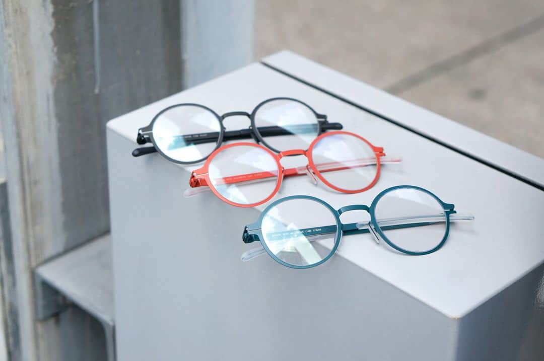 のインスタグラム：「【DECADES Collection "GETZ"】  やや小ぶりなラウンドシェイプのGETZ。 ベーシックなブラックカラーから鮮やかなオレンジカラー等、カラーによってがらりとイメージが変わるモデルです。  DECADES Collection GETZ  GETZ is a slightly smaller round shape. The basic black color and the vivid orange color give this model a completely different image depending on the color. _____ #mykita  #mykitadecades  #eyewear  #eyewearfashion  #マイキータ  #メガネ」