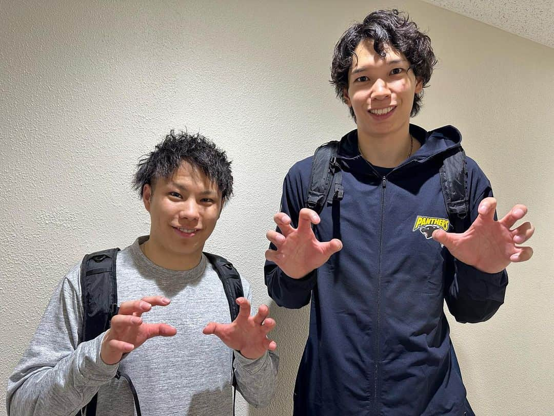 TBSバレブーのインスタグラム：「. #Vリーグ 今季初戦を迎えた #パナソニックパンサーズ がストレート勝利⭐️  パナソニック3️⃣（25-22 25-19 25-17）0️⃣東京GB  パリ五輪予選を戦った🇯🇵日本代表メンバーも大活躍でした💪  試合後の📷 #山本智大 選手 #山内晶大 選手 #西田有志 選手  山本選手のパンサーズポーズが初々しい😳」