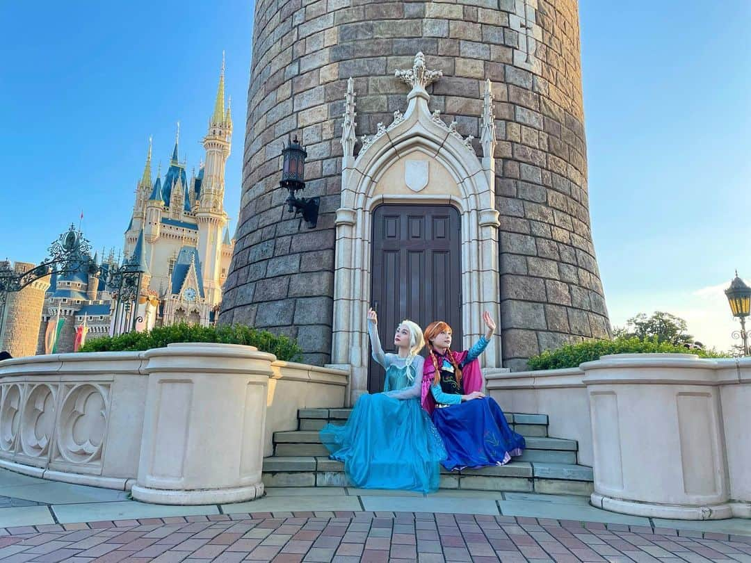 MIOさんのインスタグラム写真 - (MIOInstagram)「. リアル姉妹でアナとエルサ❄️ . . . #twins#cosplay#Disney#Halloween#Dハロ#Dハロ仮装#Dハロ仮装2023#アナと雪の女王#アナ雪#ディズニーハロウィン#仮装ディズニー#アナコスプレ#エルサコスプレ#コスプレ」10月21日 19時23分 - mio_abp