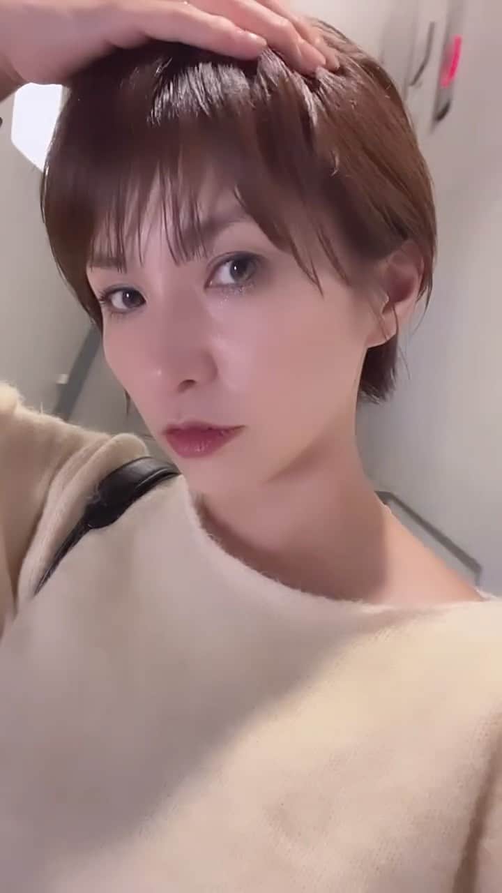 間瀬ゆきのインスタグラム：「new hair✂️  本当に小野坂さんは神だ🥹✨  日本に帰ってきたら 絶対に小野坂さんに切ってもらう🫶  しかし、このフィルター別人だな🤪 完全に加工されてますよ🤪🤪🤪  #ショートカット #ショートヘア #hair」