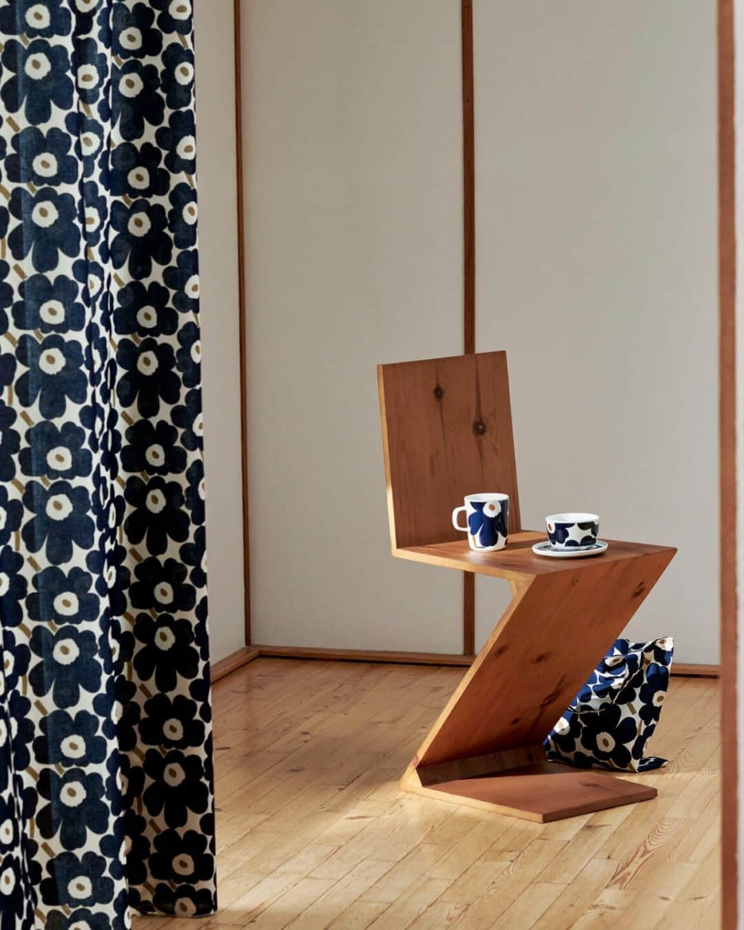 Marimekko Japanのインスタグラム：「ゴールドの煌めきが冬の訪れを示唆するような日本限定ホームコレクション。温かいコーヒーやココアを淹れてリラックスしたお家時間をお楽しみください。    10.18-10.31 Marimekko Instagram Present Campaign開催中！  #marimekko #marimekkofw23 #マリメッコ #マリメッコ愛 #北欧デザイン #フィンランド #Unikko」