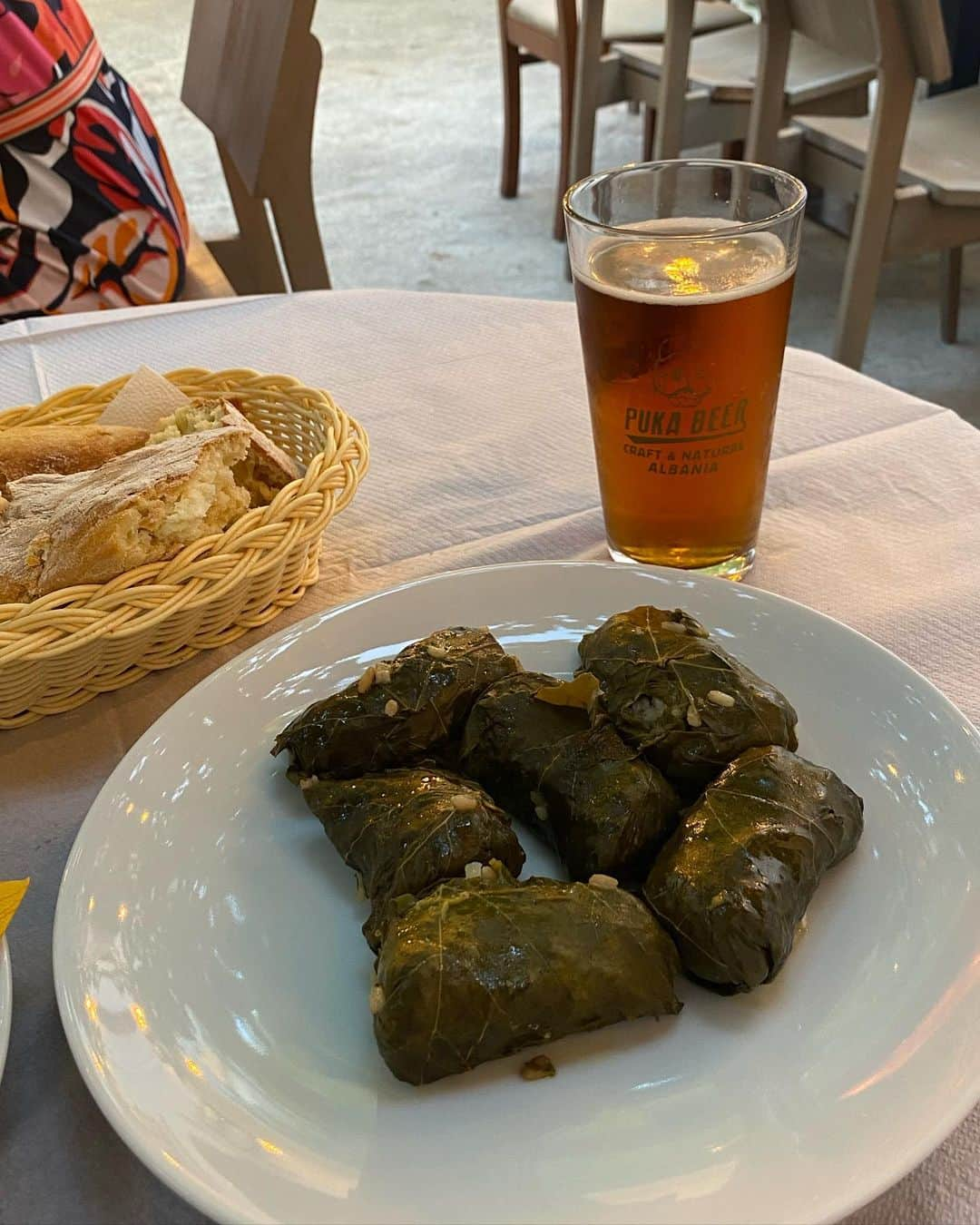 植村麻由さんのインスタグラム写真 - (植村麻由Instagram)「バルカンひとり旅 番外編🍽️ 旅の目的のひとつであり醍醐味でもある、現地のご飯。 今回の旅でもたくさんトライしたので、その一部を紹介しまっす！ ①Selsko Meso🇲🇰 マケドニア語で田舎風肉という意味らしい伝統料理。 キノコたっぷり、お肉もゴロゴロ、その旨みが滲み出た塩味ととろみが絶妙なスープ… この旅で個人的いちばんのヒット！ ②豆のスープとマケドニアンサラダ🇲🇰 どっちもハズレ。 マケドニアっぽいな(適当)と思って頼んだら、スープはどろどろでほぼ味なし、サラダは生の玉ねぎ、ピーマン、トマトがごろごろでこちらもほぼ味なし😆 口の中がしばらく玉ねぎだった😆 こういうハズレを引いちゃうときもあるのが旅の醍醐味！ ③ブレク🇲🇰 オスマン帝国の影響を強く受けているバルカン諸国ではよく見られる、朝ごはんの定番料理。 パイ生地で挽肉やチーズなどを包んで焼いたもので、文字通り、見た目通りヘビー。 今回はマケドニアで挽肉入りを食べたけど、アルバニアでもコソボでも見かけました。 コソボのホテルではチーズ入りが朝食に登場！ これを食べればお昼ごはんいりません。 ④ムサカ🇲🇰 日本ではギリシャ料理として有名？なムサカ。 今まで食べたことのある、ナスやマッシュポテト、挽肉を重ねたものとは全くの別物で、名前変えたほうがいいのでは…？と思うほど。 スライスしたじゃがいもと挽肉、卵、米に、トマトソースではない優しい味のソース(何ベースなんだろう)という、日本人も絶対好きなお味でした。 ⑤マケドニアの出汁🇲🇰 メニューに英語でMacedonian broth と書いてあって気になり注文。 野菜と挽肉の旨みが滲み出たスープに少しのお米が入っていて、優しくて美味しかった〜！ 二日酔いの日に飲みたい。 ⑥,⑦アルバニア伝統料理たち🇦🇱 サワークリームにピクルスやハーブが入ったスターター、ナスのオーブン焼き、ピーマンにお米を詰めて焼いたもの、ラムの煮込み、ナスとチキンの煮込みなど… ベラトの宿がいっしょで色々助けてくれたドイツ人カップルといろんな種類の伝統料理にトライ。 全部びっくりするくらい美味しくて、重くないけど食べ応えはあって最高でした。 1人だとこんなに種類頼めないから嬉しかったな〜！ ⑧ミートボール🇦🇱 メニューにBerat traditionalと書かれていた、ミートボールのオーブン焼き的なやつ。 想像通りの美味しさで当たり！ パンとビールが進んでしまうお味でした。 ⑨Japrak🇦🇱 お米とハーブをブドウの葉で巻いた伝統料理。 さすがにお肉以外が食べたくなり(内陸の山岳部なので名物料理がお肉ばかり)、こちらをチョイス。 食べたことない不思議な味だったけど完食しました。 それよりも後ろのクラフトビールが美味しかった！ そして500mlで400円ほどとコスパ最強！ ⑩チェバプ🇽🇰 呼び方は国によって若干違えど、バルカン諸国やトルコなどでよくみられるこの地域の伝統料理。 ミンチ肉にスパイスやハーブを混ぜてグリルした、シンプルの極み料理。 5年前にボスニア・ヘルツェゴビナで食べた時も思ったけど、結構しょっぱくて飽きやすいのに付け合わせの野菜とピタパン(とビール)がついつい進んでしまうという、魔法のグリル肉。  という感じで、日本人にはあまり馴染みのないバルカン諸国のご飯の一部を勝手に自己満紹介でした✌️ 素材を活かしつつもスパイスやハーブがたっぷりなものが多くて、個人的に好みなものが多かったな〜！ 次は海沿いのほうに行ってシーフードをたらふく食べたい！」10月21日 19時35分 - oeufmayu