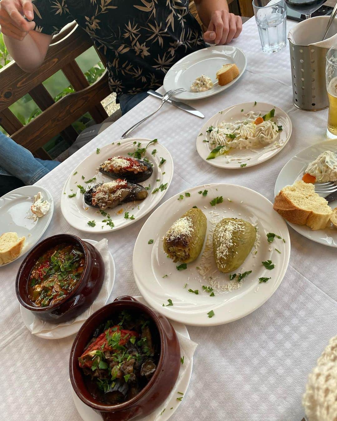 植村麻由さんのインスタグラム写真 - (植村麻由Instagram)「バルカンひとり旅 番外編🍽️ 旅の目的のひとつであり醍醐味でもある、現地のご飯。 今回の旅でもたくさんトライしたので、その一部を紹介しまっす！ ①Selsko Meso🇲🇰 マケドニア語で田舎風肉という意味らしい伝統料理。 キノコたっぷり、お肉もゴロゴロ、その旨みが滲み出た塩味ととろみが絶妙なスープ… この旅で個人的いちばんのヒット！ ②豆のスープとマケドニアンサラダ🇲🇰 どっちもハズレ。 マケドニアっぽいな(適当)と思って頼んだら、スープはどろどろでほぼ味なし、サラダは生の玉ねぎ、ピーマン、トマトがごろごろでこちらもほぼ味なし😆 口の中がしばらく玉ねぎだった😆 こういうハズレを引いちゃうときもあるのが旅の醍醐味！ ③ブレク🇲🇰 オスマン帝国の影響を強く受けているバルカン諸国ではよく見られる、朝ごはんの定番料理。 パイ生地で挽肉やチーズなどを包んで焼いたもので、文字通り、見た目通りヘビー。 今回はマケドニアで挽肉入りを食べたけど、アルバニアでもコソボでも見かけました。 コソボのホテルではチーズ入りが朝食に登場！ これを食べればお昼ごはんいりません。 ④ムサカ🇲🇰 日本ではギリシャ料理として有名？なムサカ。 今まで食べたことのある、ナスやマッシュポテト、挽肉を重ねたものとは全くの別物で、名前変えたほうがいいのでは…？と思うほど。 スライスしたじゃがいもと挽肉、卵、米に、トマトソースではない優しい味のソース(何ベースなんだろう)という、日本人も絶対好きなお味でした。 ⑤マケドニアの出汁🇲🇰 メニューに英語でMacedonian broth と書いてあって気になり注文。 野菜と挽肉の旨みが滲み出たスープに少しのお米が入っていて、優しくて美味しかった〜！ 二日酔いの日に飲みたい。 ⑥,⑦アルバニア伝統料理たち🇦🇱 サワークリームにピクルスやハーブが入ったスターター、ナスのオーブン焼き、ピーマンにお米を詰めて焼いたもの、ラムの煮込み、ナスとチキンの煮込みなど… ベラトの宿がいっしょで色々助けてくれたドイツ人カップルといろんな種類の伝統料理にトライ。 全部びっくりするくらい美味しくて、重くないけど食べ応えはあって最高でした。 1人だとこんなに種類頼めないから嬉しかったな〜！ ⑧ミートボール🇦🇱 メニューにBerat traditionalと書かれていた、ミートボールのオーブン焼き的なやつ。 想像通りの美味しさで当たり！ パンとビールが進んでしまうお味でした。 ⑨Japrak🇦🇱 お米とハーブをブドウの葉で巻いた伝統料理。 さすがにお肉以外が食べたくなり(内陸の山岳部なので名物料理がお肉ばかり)、こちらをチョイス。 食べたことない不思議な味だったけど完食しました。 それよりも後ろのクラフトビールが美味しかった！ そして500mlで400円ほどとコスパ最強！ ⑩チェバプ🇽🇰 呼び方は国によって若干違えど、バルカン諸国やトルコなどでよくみられるこの地域の伝統料理。 ミンチ肉にスパイスやハーブを混ぜてグリルした、シンプルの極み料理。 5年前にボスニア・ヘルツェゴビナで食べた時も思ったけど、結構しょっぱくて飽きやすいのに付け合わせの野菜とピタパン(とビール)がついつい進んでしまうという、魔法のグリル肉。  という感じで、日本人にはあまり馴染みのないバルカン諸国のご飯の一部を勝手に自己満紹介でした✌️ 素材を活かしつつもスパイスやハーブがたっぷりなものが多くて、個人的に好みなものが多かったな〜！ 次は海沿いのほうに行ってシーフードをたらふく食べたい！」10月21日 19時35分 - oeufmayu