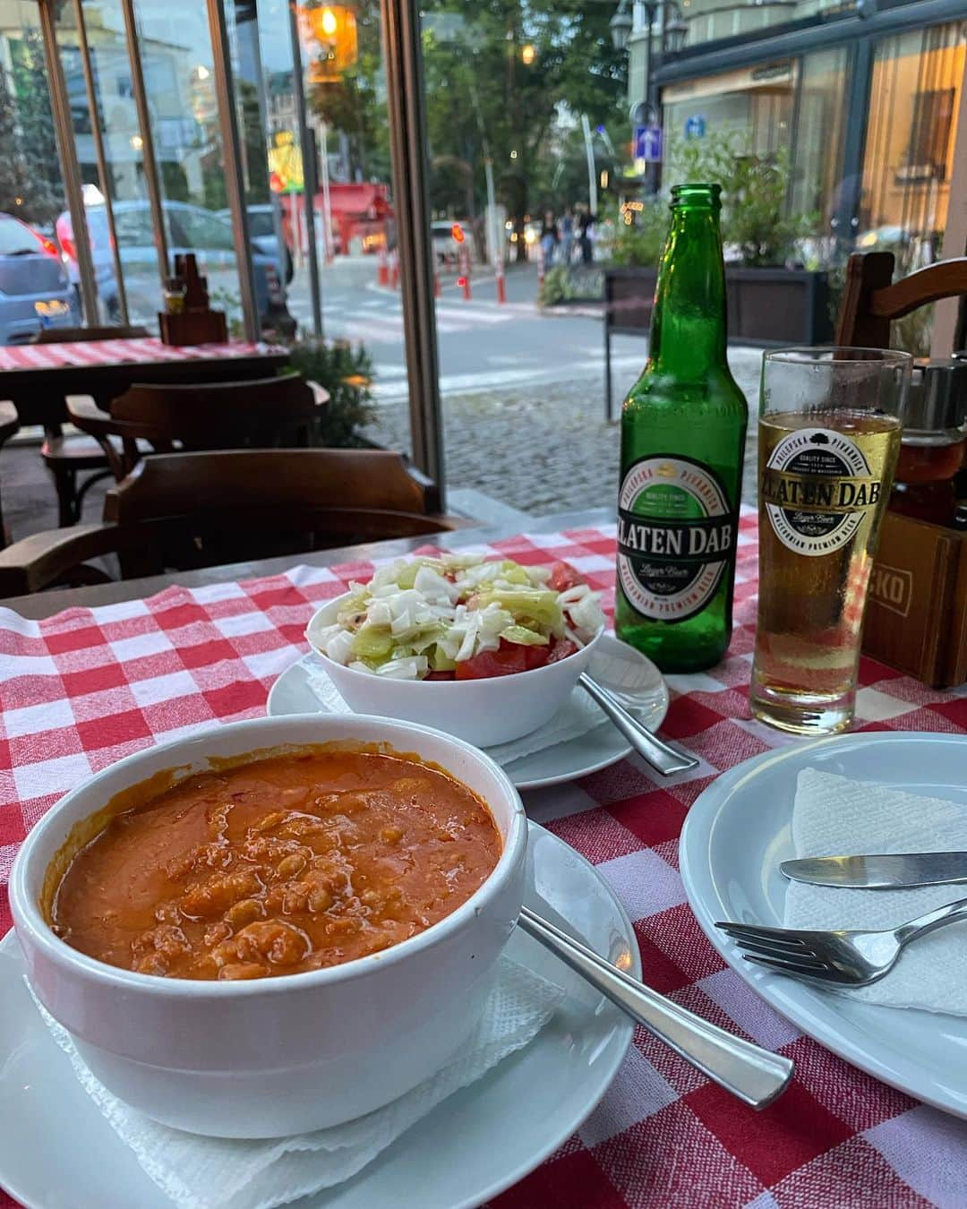 植村麻由さんのインスタグラム写真 - (植村麻由Instagram)「バルカンひとり旅 番外編🍽️ 旅の目的のひとつであり醍醐味でもある、現地のご飯。 今回の旅でもたくさんトライしたので、その一部を紹介しまっす！ ①Selsko Meso🇲🇰 マケドニア語で田舎風肉という意味らしい伝統料理。 キノコたっぷり、お肉もゴロゴロ、その旨みが滲み出た塩味ととろみが絶妙なスープ… この旅で個人的いちばんのヒット！ ②豆のスープとマケドニアンサラダ🇲🇰 どっちもハズレ。 マケドニアっぽいな(適当)と思って頼んだら、スープはどろどろでほぼ味なし、サラダは生の玉ねぎ、ピーマン、トマトがごろごろでこちらもほぼ味なし😆 口の中がしばらく玉ねぎだった😆 こういうハズレを引いちゃうときもあるのが旅の醍醐味！ ③ブレク🇲🇰 オスマン帝国の影響を強く受けているバルカン諸国ではよく見られる、朝ごはんの定番料理。 パイ生地で挽肉やチーズなどを包んで焼いたもので、文字通り、見た目通りヘビー。 今回はマケドニアで挽肉入りを食べたけど、アルバニアでもコソボでも見かけました。 コソボのホテルではチーズ入りが朝食に登場！ これを食べればお昼ごはんいりません。 ④ムサカ🇲🇰 日本ではギリシャ料理として有名？なムサカ。 今まで食べたことのある、ナスやマッシュポテト、挽肉を重ねたものとは全くの別物で、名前変えたほうがいいのでは…？と思うほど。 スライスしたじゃがいもと挽肉、卵、米に、トマトソースではない優しい味のソース(何ベースなんだろう)という、日本人も絶対好きなお味でした。 ⑤マケドニアの出汁🇲🇰 メニューに英語でMacedonian broth と書いてあって気になり注文。 野菜と挽肉の旨みが滲み出たスープに少しのお米が入っていて、優しくて美味しかった〜！ 二日酔いの日に飲みたい。 ⑥,⑦アルバニア伝統料理たち🇦🇱 サワークリームにピクルスやハーブが入ったスターター、ナスのオーブン焼き、ピーマンにお米を詰めて焼いたもの、ラムの煮込み、ナスとチキンの煮込みなど… ベラトの宿がいっしょで色々助けてくれたドイツ人カップルといろんな種類の伝統料理にトライ。 全部びっくりするくらい美味しくて、重くないけど食べ応えはあって最高でした。 1人だとこんなに種類頼めないから嬉しかったな〜！ ⑧ミートボール🇦🇱 メニューにBerat traditionalと書かれていた、ミートボールのオーブン焼き的なやつ。 想像通りの美味しさで当たり！ パンとビールが進んでしまうお味でした。 ⑨Japrak🇦🇱 お米とハーブをブドウの葉で巻いた伝統料理。 さすがにお肉以外が食べたくなり(内陸の山岳部なので名物料理がお肉ばかり)、こちらをチョイス。 食べたことない不思議な味だったけど完食しました。 それよりも後ろのクラフトビールが美味しかった！ そして500mlで400円ほどとコスパ最強！ ⑩チェバプ🇽🇰 呼び方は国によって若干違えど、バルカン諸国やトルコなどでよくみられるこの地域の伝統料理。 ミンチ肉にスパイスやハーブを混ぜてグリルした、シンプルの極み料理。 5年前にボスニア・ヘルツェゴビナで食べた時も思ったけど、結構しょっぱくて飽きやすいのに付け合わせの野菜とピタパン(とビール)がついつい進んでしまうという、魔法のグリル肉。  という感じで、日本人にはあまり馴染みのないバルカン諸国のご飯の一部を勝手に自己満紹介でした✌️ 素材を活かしつつもスパイスやハーブがたっぷりなものが多くて、個人的に好みなものが多かったな〜！ 次は海沿いのほうに行ってシーフードをたらふく食べたい！」10月21日 19時35分 - oeufmayu