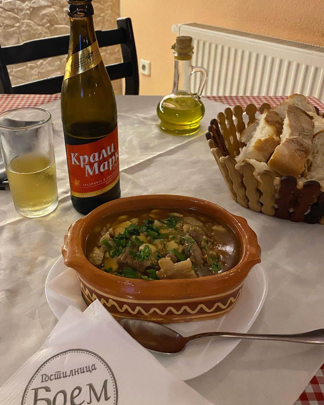 植村麻由さんのインスタグラム写真 - (植村麻由Instagram)「バルカンひとり旅 番外編🍽️ 旅の目的のひとつであり醍醐味でもある、現地のご飯。 今回の旅でもたくさんトライしたので、その一部を紹介しまっす！ ①Selsko Meso🇲🇰 マケドニア語で田舎風肉という意味らしい伝統料理。 キノコたっぷり、お肉もゴロゴロ、その旨みが滲み出た塩味ととろみが絶妙なスープ… この旅で個人的いちばんのヒット！ ②豆のスープとマケドニアンサラダ🇲🇰 どっちもハズレ。 マケドニアっぽいな(適当)と思って頼んだら、スープはどろどろでほぼ味なし、サラダは生の玉ねぎ、ピーマン、トマトがごろごろでこちらもほぼ味なし😆 口の中がしばらく玉ねぎだった😆 こういうハズレを引いちゃうときもあるのが旅の醍醐味！ ③ブレク🇲🇰 オスマン帝国の影響を強く受けているバルカン諸国ではよく見られる、朝ごはんの定番料理。 パイ生地で挽肉やチーズなどを包んで焼いたもので、文字通り、見た目通りヘビー。 今回はマケドニアで挽肉入りを食べたけど、アルバニアでもコソボでも見かけました。 コソボのホテルではチーズ入りが朝食に登場！ これを食べればお昼ごはんいりません。 ④ムサカ🇲🇰 日本ではギリシャ料理として有名？なムサカ。 今まで食べたことのある、ナスやマッシュポテト、挽肉を重ねたものとは全くの別物で、名前変えたほうがいいのでは…？と思うほど。 スライスしたじゃがいもと挽肉、卵、米に、トマトソースではない優しい味のソース(何ベースなんだろう)という、日本人も絶対好きなお味でした。 ⑤マケドニアの出汁🇲🇰 メニューに英語でMacedonian broth と書いてあって気になり注文。 野菜と挽肉の旨みが滲み出たスープに少しのお米が入っていて、優しくて美味しかった〜！ 二日酔いの日に飲みたい。 ⑥,⑦アルバニア伝統料理たち🇦🇱 サワークリームにピクルスやハーブが入ったスターター、ナスのオーブン焼き、ピーマンにお米を詰めて焼いたもの、ラムの煮込み、ナスとチキンの煮込みなど… ベラトの宿がいっしょで色々助けてくれたドイツ人カップルといろんな種類の伝統料理にトライ。 全部びっくりするくらい美味しくて、重くないけど食べ応えはあって最高でした。 1人だとこんなに種類頼めないから嬉しかったな〜！ ⑧ミートボール🇦🇱 メニューにBerat traditionalと書かれていた、ミートボールのオーブン焼き的なやつ。 想像通りの美味しさで当たり！ パンとビールが進んでしまうお味でした。 ⑨Japrak🇦🇱 お米とハーブをブドウの葉で巻いた伝統料理。 さすがにお肉以外が食べたくなり(内陸の山岳部なので名物料理がお肉ばかり)、こちらをチョイス。 食べたことない不思議な味だったけど完食しました。 それよりも後ろのクラフトビールが美味しかった！ そして500mlで400円ほどとコスパ最強！ ⑩チェバプ🇽🇰 呼び方は国によって若干違えど、バルカン諸国やトルコなどでよくみられるこの地域の伝統料理。 ミンチ肉にスパイスやハーブを混ぜてグリルした、シンプルの極み料理。 5年前にボスニア・ヘルツェゴビナで食べた時も思ったけど、結構しょっぱくて飽きやすいのに付け合わせの野菜とピタパン(とビール)がついつい進んでしまうという、魔法のグリル肉。  という感じで、日本人にはあまり馴染みのないバルカン諸国のご飯の一部を勝手に自己満紹介でした✌️ 素材を活かしつつもスパイスやハーブがたっぷりなものが多くて、個人的に好みなものが多かったな〜！ 次は海沿いのほうに行ってシーフードをたらふく食べたい！」10月21日 19時35分 - oeufmayu