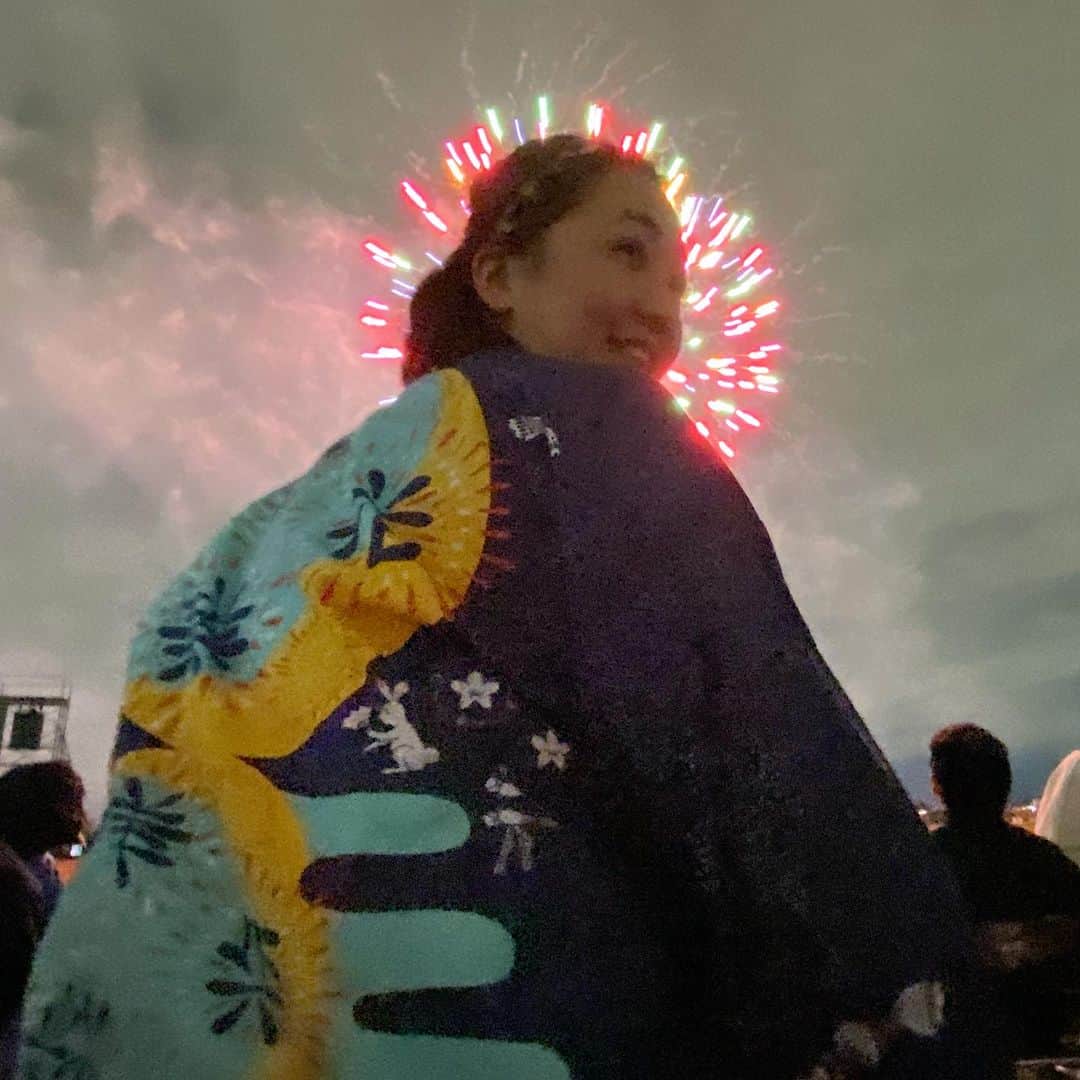 のインスタグラム：「世田谷区たまがわ花火大会 4年ぶりの秋花火 goen°は法被デザインをさせていただきました。  突然、世田谷区長からご連絡いただき 家を飛び出て会場へ 4年ぶりに法被をとりだし持参しました。  もう誰も着てくれてなかったらどうしようと思ったら みんな着てくれていて嬉しかったです。  目の前で鑑賞させていただきました。 月と共に美しい秋の花、ありがとうございます。」