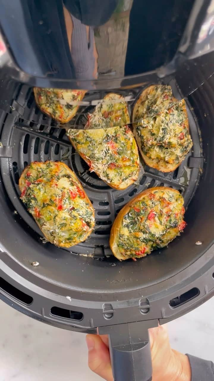 ジェイミー・オリヴァーのインスタグラム：「Time for my AIR FRYER loaded baked potato skins !! You loved the chicken so how could I not give you another properly delicious recipe ?! These potato skins are stuffed with goats cheese, spinach and red pepper but you can switch that up and put whatever you want inside !! These are properly versatile and you’ll kick yourself if you don’t try them this weekend ha ha ha. Link for the recipe in my bio big love x x  #airfryer #airfryerrecipes #potatoes」