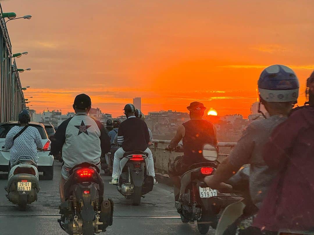 ポリーナ・ラヒモワのインスタグラム：「Evening vibes … happy for having  today 1 practice 😄 #sunset #hanoi #Vietnam」
