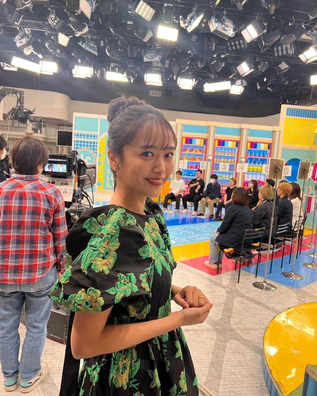 近藤千尋のインスタグラム：「ラヴィットはこんな衣装でした☺️🩷 リハの時パチリ📷🤍 いつもスタッフさんたちが ちゃんとビリビリくるか試してくれたり ゲームがちゃんと進行されるかリハしてくれて 生放送が無事に放送出来ているんです🙇‍♀️❤️ ありがたや…🙇🙇‍♀️🫶 この日はビリビリ受けずに済んだよう🥹笑  ひーぼぉくんの手を当てるってゆう企画をしてくれたり 本当にあたたかい番組。笑 ほかでは絶対してもらえないだろうなぁ😂😂 無事に当てて叫んだ😂❤️❤️  また、来週っ🥹💕」