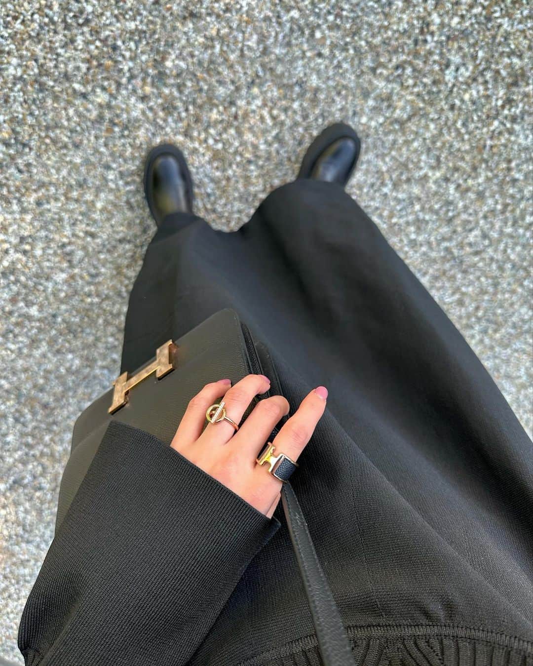 冨張愛さんのインスタグラム写真 - (冨張愛Instagram)「最近のお仕事フク👔 ラインがとても綺麗なリブニットワンピース 毎日のように手に取りたくなる着心地の良さ。 黒だけどほこりが付きづらい素材感が最高👏 袖のベルスリーブも、ハリのある生地も可愛くて 色違い欲しいくらいお気に入りの1枚です。 * knit ... #titivate @titivatejp  shoes ... #valentino 👓 ... #chanel #titivatestyle #instagood #coordinate #ootd #outfit #fashion #instafashion #meg_ootd #코디네이트 #패션 #카메라 #コーディネート #コーデ #ファッション #今日のコーデ #今日の服 #157cmコーデ #カーディガン #赤カーディガン #ティティベイト #タイアップ #リブデザインニットワンピース」10月21日 19時30分 - megumitomihari