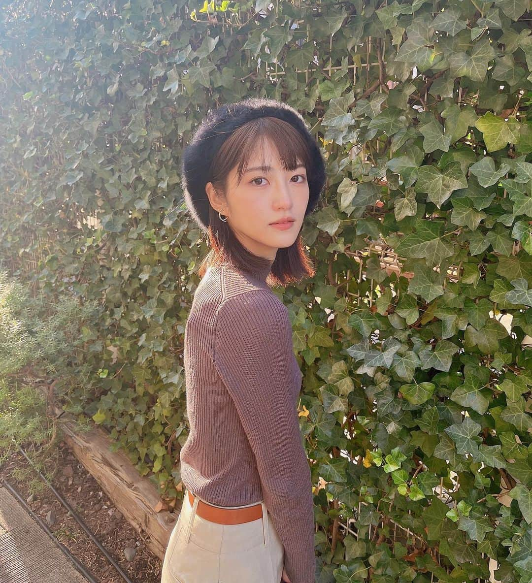 若月佑美さんのインスタグラム写真 - (若月佑美Instagram)「. さぁて。久しぶりに長い投稿です。 金木犀が最強な季節が来ました。 大好き。 ただ私にとっては冬という絶望の季節がやってくる前兆とも言えるんですが。...頑張ります なんかもう裏起毛ばっかり検索中。やだなぁ、冬。笑 . 最近の自分の目標は 将来は今だと思うこと。 意外と月日は経っていて、学生の頃とか20代前半の時に 語っていた『将来』はもう来ているんじゃないかと。 . 勿論、いつまでも若い気持ちを持ち続けることは 超大事だからその気持ちは持ちつつ それとはまた別で『いつか』とぼんやりした未来へ自分の願望を先延ばしにし過ぎないようにしようと思っている。 . とか言ってそんな大袈裟なことではなくて ただ『食器を好きなブランドに揃えたい』とか 『洋服を新しくする』とかそんな程度のこと🙈 . 例えばではあるけど、 私は性格的に『壊れて使えない』『破れて着れない』のような 明確に取り替える理由がない限り あまり物を買い替えない主義なんですけど、それを待っていたら、 上記のような小さな願望も永遠に叶えず 通り過ぎてしまうような気もするので。 . 物に感謝する気持ちは忘れずに ありがとうございましたとよろしくお願いしますを 叶えられる時に叶えて行こうと思う。 . ただ、一過性のものや、気分や、勢い、ではないようにしようとは思うけど☺︎ . ダラダラもグダグダもチャキチャキもバタバタも大事にしよう！ . #若月佑美」10月22日 17時00分 - yumi_wakatsuki_official