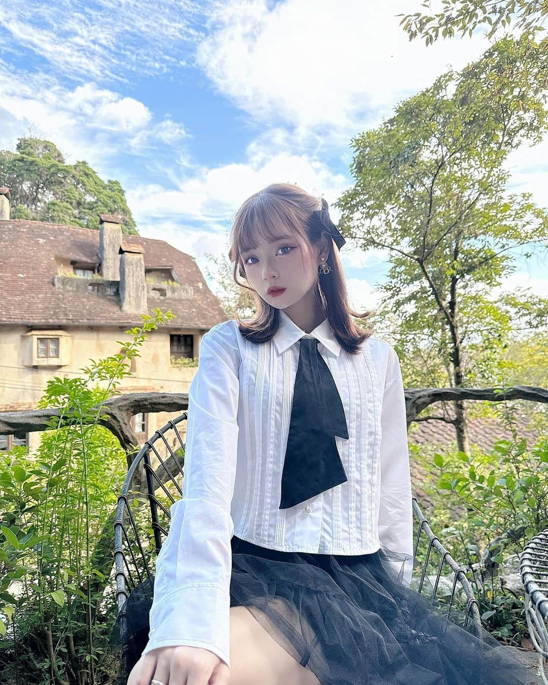 白石佑梨亜のインスタグラム：「モノトーンコーデ☁🫧🤍 ･ チュールスカート可愛いでしょ〜🖤⋆͛*͛」