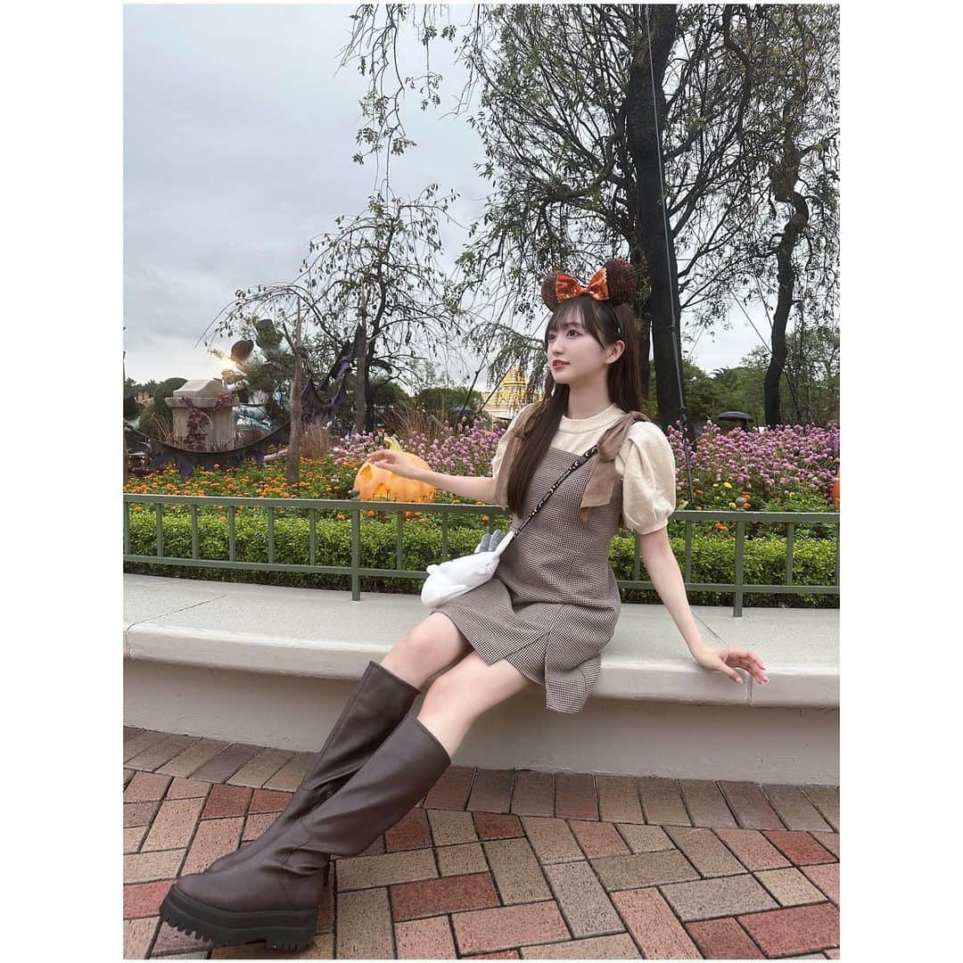 日比野芽奈のインスタグラム：「🎃💐 . . . 今年のランドDハロは ハロウィンスポットがいっぱい！ . . . 飾りやオブジェがたーっくさんで 可愛くて最高でした✊🏻🤍 . . . クリスマスも楽しみだ〜！！！！ . . . #東京ディズニーランド #ディズニーランド#東京ディズニーリゾート #ディズニーリゾート #ディズニーグッズ #ディズニーカチューシャ  #ディズニーコーデ#夢の国 #夢が叶う場所 #dハロ #dハロ2023  #ハロウィン  #ディズニーハロウィン  #ディズニー写真スポット #ディズニーフォトスポット #ミニーコーデ #ミニーバウンド #ディズニーカチューシャ #シンデレラ城 #ブラウンコーデ #秋コーデ #ootd #ootdfashion #tokyodisneyland #tdl #tokyodisneyresort #disney #disneyland  #halloween #disneyhalloween #minnie」