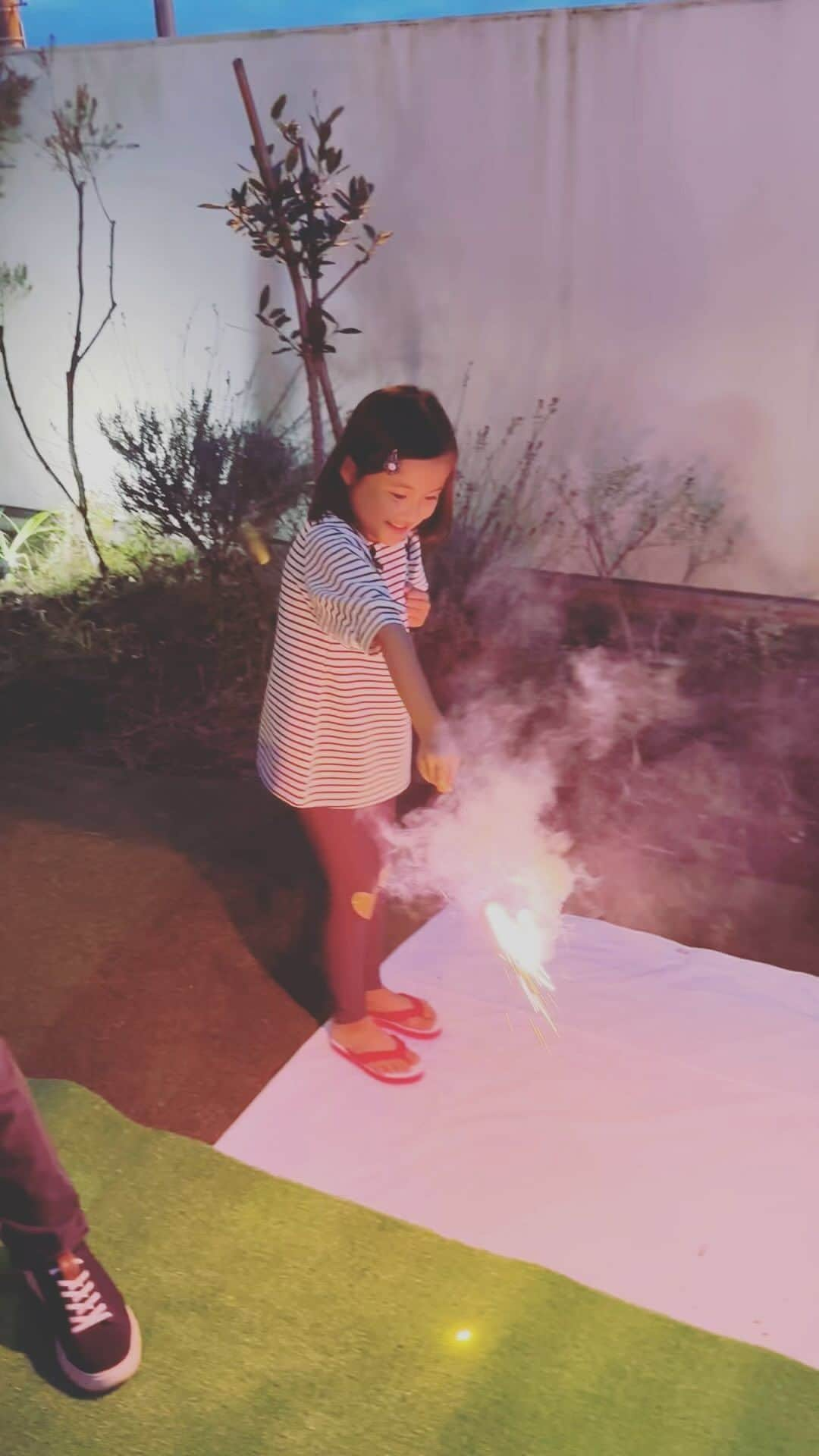 宮崎莉里沙のインスタグラム：「単身花日の撮影で花火をしたのが楽しかったです🎆 オフショットも少しずつ投稿していきたいと思います☺︎  #単身花日 #桜木花奈役 #花火」