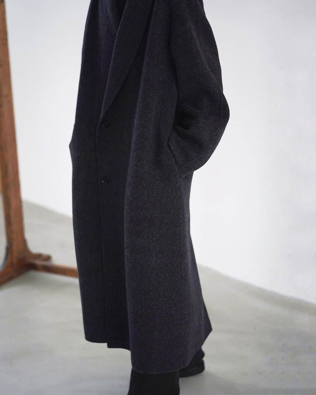 げんじさんのインスタグラム写真 - (げんじInstagram)「今夜発売の推しアイテム  @lidnm_official_  SHAWL COLLAR REVER COAT  原料・色味・加工・縫製・デザイン含めて唯一無二のコートです。  #lidnm #coat #outer #fashion #mensfashion #23aw #23fw #autumn #winter #ootd #outfit #styling #패션 #스타일 #코디 #옷스타그램 #데일리룩 #오오티디 #데일리룩 #스타일링 #아웃핏 #코디」10月21日 19時36分 - genji_official_
