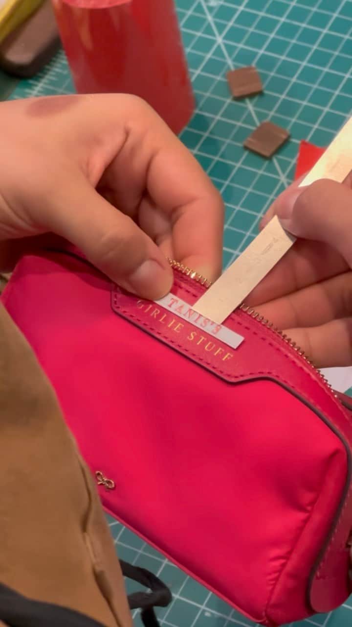 のインスタグラム：「Make every piece of our Labelled collection your own by adding your name. #AnyaHindmarch」