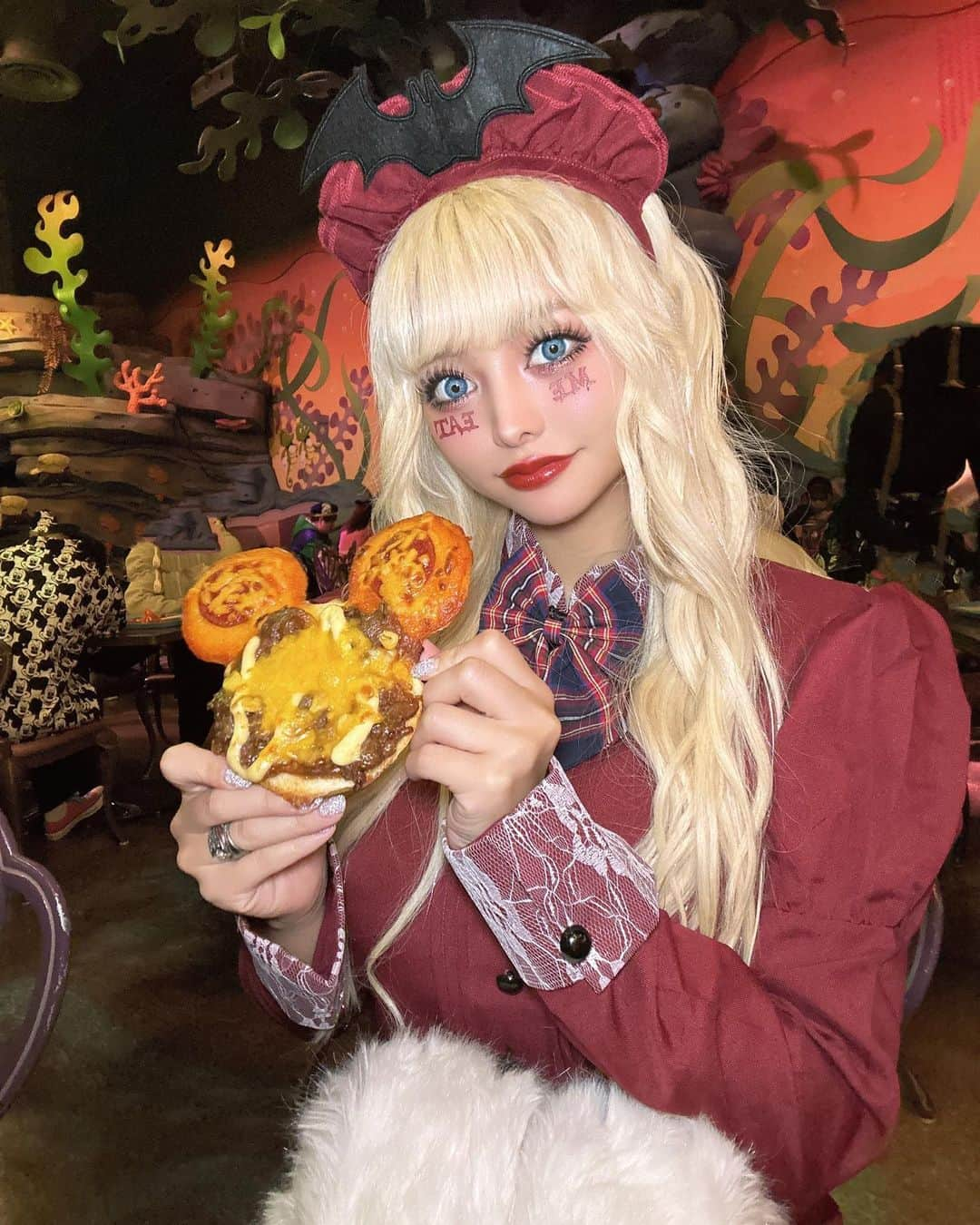 うさたにパイセンのインスタグラム：「ディズニー楽しいいい💓  重めぱっつんどーかしら🥹？  #disney #doll #makeup #halloween」