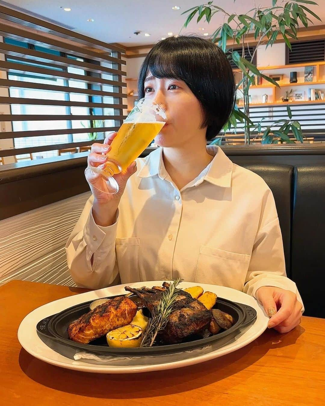 蒼井まやさんのインスタグラム写真 - (蒼井まやInstagram)「. 今日はどこへ行こうか 今日はどこで飲もうか  ハピネスを求めて到着したのは…そう！三鷹！ 三鷹…降りるのは初めてかもしれない… あったかくて優しい街なんだってすぐわかった。 いい感じの飲み屋さんもたくさんあって… 今日はランチで来ちゃったから次回は夜だな〜と思いつつ。  ずっと気になってたあの食べ放題のお店が 三鷹にもあると聞いて来ちゃった♡ CSを夜に控え、野球好き女と本日もアラサー女子会 駅からトコトコ歩いて4分くらい〜  《シズラー 三鷹店》 @sizzlerjapan   はい！あの！シズラーです！ サラダバー🥗が食べ放題で有名な！あのシズラー！ はちゃめちゃに楽しみ〜と思っていたらなんとなんと サラダどころかタコスとか🌮 カレーとか🍛パスタとか🍝 パンもデザートも種類豊富で🍨 ここはパラダイスなのでしょうか？ もう到着した瞬間ハピネス確定と確信👼  今回頼んだのは… 🟠インディアン オーシャン サーフ&ターフ（11,000円） こちらは期間限定メニュー♡ ラムラックのグリル（ハーフサイズ）と アトランティックサーモンのグリル🥩🐟 プレミアムサラダバーが2名分付いてこのお値段です🫶  えーまず、シズラーに来たら必ずやること！ それは「チーズトーストを頼むこと」🧀 これ、マストでやってください。 まっっじで美味しすぎるから。 何回でも頼めるけど、温かいうちに食べて欲しいから 食べられる量をちょくちょく頼んでほしい◎  そして本日のおたのしみ、サラダバーを♪ この日は24種類程のお野菜を好きに盛り盛り！ 有機小松菜がおいしかったなあ🥬 ドレッシングも5種類から選べて グリーンゴッデスというバジルやディルを使用した チーズタイプのドレッシングにしてみたよ  普段お野菜高いしこんなに色々な種類用意できないから もうこれだけで大満足レベルで楽しい🥹💓  他にもパスタサラダ、チュニジア風人参サラダ ひよこ豆のカチュンバル風サラダなど いろーんな種類の可愛いサラダもたくさん！  そしてだいすきなタコス大先生🌮 これも自分好みに作れるという楽しすぎる空間。 さながら夏休みの自由研究です。 玉ねぎやオリーブやハラペーニョ🫒 そしてサルサにアボカドディップ🥑 タコスミートとナチョチーズは温められてて🫶 もうハピネスすぎて飛んでいける👼  もりもりお野菜やタコスを食べていると メインがどーんと到着！ 「インディアン オーシャン サーフ&ターフ」 というメニューなんだけど ラムラックのグリルとアトランティックサーモンが 豪快に盛り付けられている〜っ🙏✨  いや…あの…今日はたくさん食べたいから 飲まないって決めてたんだけど こんな素敵すぎるグリルを見たら飲まずにはいられない！  🔵ハートランド生ビール（455円） ハートランドの生があるお店は美味しいって法則。  メニュー見てたらボトルの持ち込み料1,000円だった。 え、良心的すぎない？まじ？ お友達数名と女子会するときはボトル持ち込んで ガブガブ飲むのありだな〜🍷  はーい大好きなハートランドでプハしました🍻 うーんハピネス👼 今日も生きててよかったと思う瞬間。  サラダ食べて…お肉食べて…ビール飲んで… 大好きなタコスを自分好みに作り… サラダにカレーにパスタを頬張り… ドリンクバーもかなり充実していて 紅茶の種類エグくてめちゃくちゃに楽しい！ 満足度高すぎるんだよな〜！  しかもシズラーのすごいとこ、ここね。  「時間無制限」  え？  やばない？  そんなん一生いちゃうじゃん。 事実、わたしたちも4時間近くいた。笑  家の近くにあったら旦那さん見送って子供幼稚園連れてって 犬の散歩して家事すませてから場面で 「ねえ、今日シズラー集合ね」って連絡して 子供のお迎えまでママ友とランチするとこまで妄想した。← まあ子供どころか旦那さんさえもいませんが…  そんなこんなで色々楽しすぎて将来の妄想までしちゃうくらい とってもハピネスなテーマパーク、シズラー。  しかし今回は一つ心残りが。 なんと…なんと…なんと…  デザート、食べられなかった…  やはりビールを飲んだせいか…  ソフトクリームの機械があったから 「どっちがうまくできるか競争ねっ」って言ってたのに。 かわいいミニカップのデザートやフルーツも7種類くらいあったのに。  次回はデザートまで食べられるようしっかり調整するンゴ… わたしたちのシズラー攻略への道はまだまだ始まったばかり。  #シズラー #sizzler #サラダバー #シズラー三鷹店 #東京グルメ #三鷹グルメ #PR #ごちそうさまチャレンジで飢餓をなくそう #ごちそうさまチャレンジ」10月21日 19時40分 - mayayan_dayo