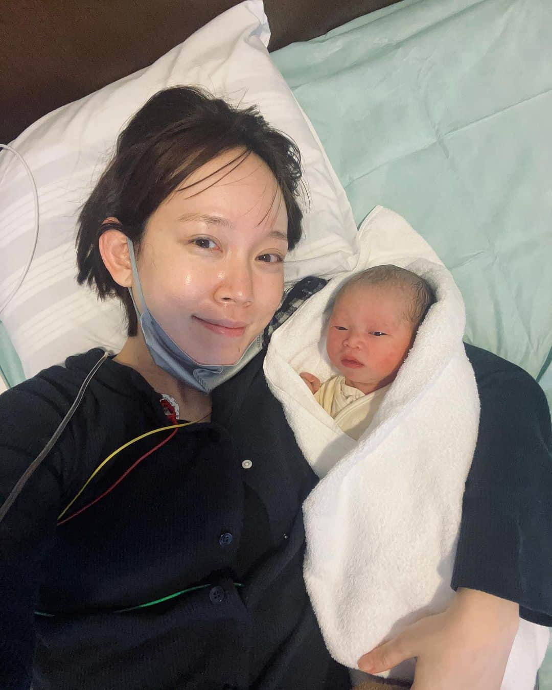 本島彩帆里のインスタグラム：「先日、おんなの子を出産しました🤱❤️ ようやく会えた我が子に家族でメロメロになっております。笑 ⁡ ⁡ じつは、妊婦最後に帯状疱疹になり 更に追い討ちインフルにかかり… 完治せぬまま、まさかのソロ出産😂 ⁡ 無事退院もできたので、 しばらくゆっくり過ごしつつ 産後のケアもできることから はじめていきたい☺️🍵 ⁡ ⁡ #出産#赤ちゃん#新生児#出産報告#出産レポ」