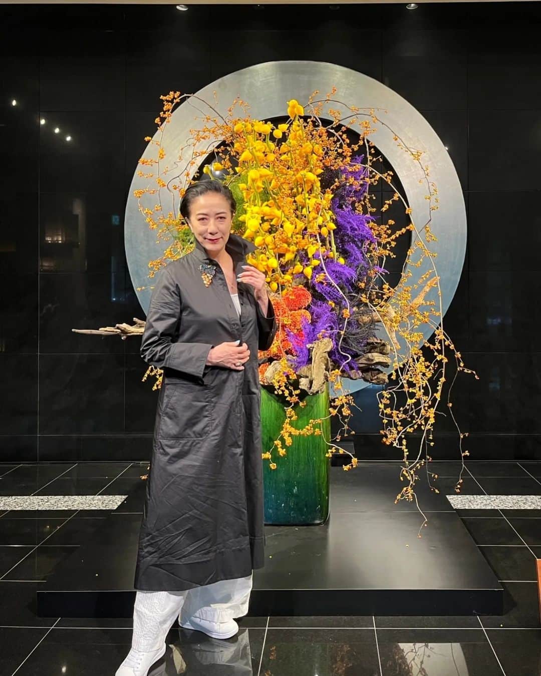 高汐巴のインスタグラム：「只今、「西遊記」絶賛お稽古中。楽しいステージ間違いなし🥰🥰🥰🚩🎶🎹👍 本日久々のお休み頂き、秋晴れの中ディナーショー最終衣装合せに行きました。 おニューを含め素敵な３着ご披露いたします！ 今年のディナーショーは５０周年のお礼に、歌い続けてきたCHANSON、そしてボーナストラックで9月に開催したアストロ・リコさんとのライブから宝塚想い出の曲のタンゴバージョン含む13曲入りCDをプレゼント🎁致します。 長年応援して頂いた感謝を込めて…。 今年もあと２ヶ月🌹ラストのステージ心込め歌わせて頂きます。(ぺ)」