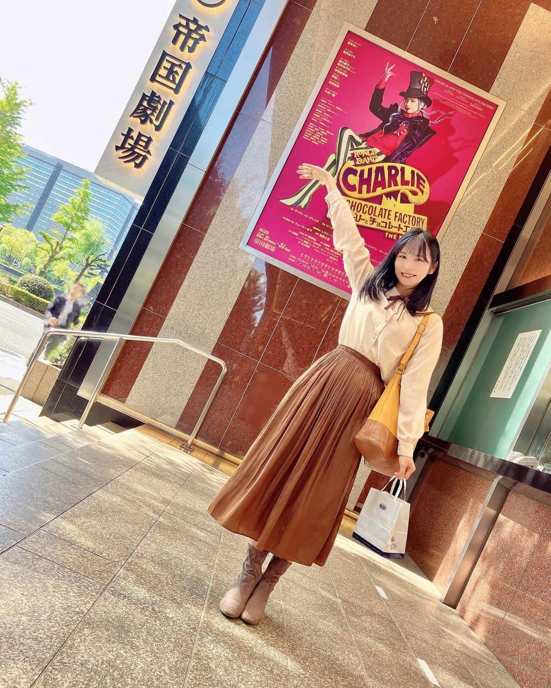 森實りこのインスタグラム：「: #チャーリーとチョコレート工場  #帝国劇場   観てきた〜🍫！ 毎年やらないかな🥲 あと日本版のサントラもほしい🥲  抗うつ剤と安定剤をバケツ一杯のビールで流し込むティービー夫人が大好きです。。。  #チャリチョコ #charlyandthechocolatefactory」