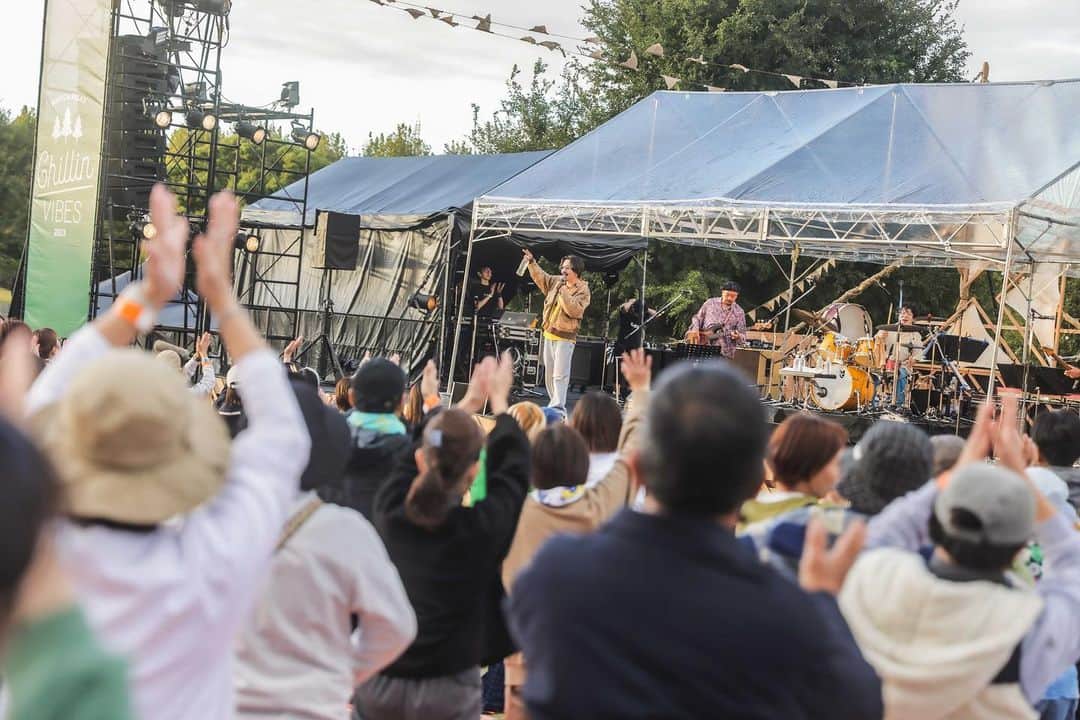JQのインスタグラム：「Chillin' Vibes 2023  -Chillin' Vibes Band 【Ma-bouz】- Vocal:JQ  #nulbarich #ナルバリッチ #live #chillin_vibes #チリンバイブス  #claquepot  @nulbarich_official  @chillinvibes_jp  @mrjeremyquartus @claquepot_official  photo by: @nabespg」