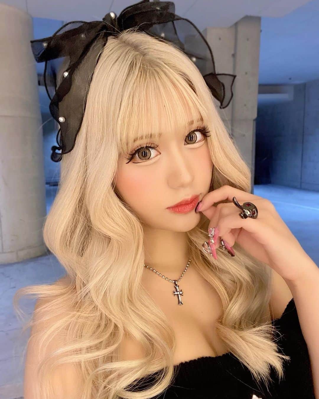 あいめろ姫のインスタグラム：「New 金髪になりました👱🏻‍♀️🖤  ピンクに飽きたので… 変身しました🪄︎︎💭‪🎀」