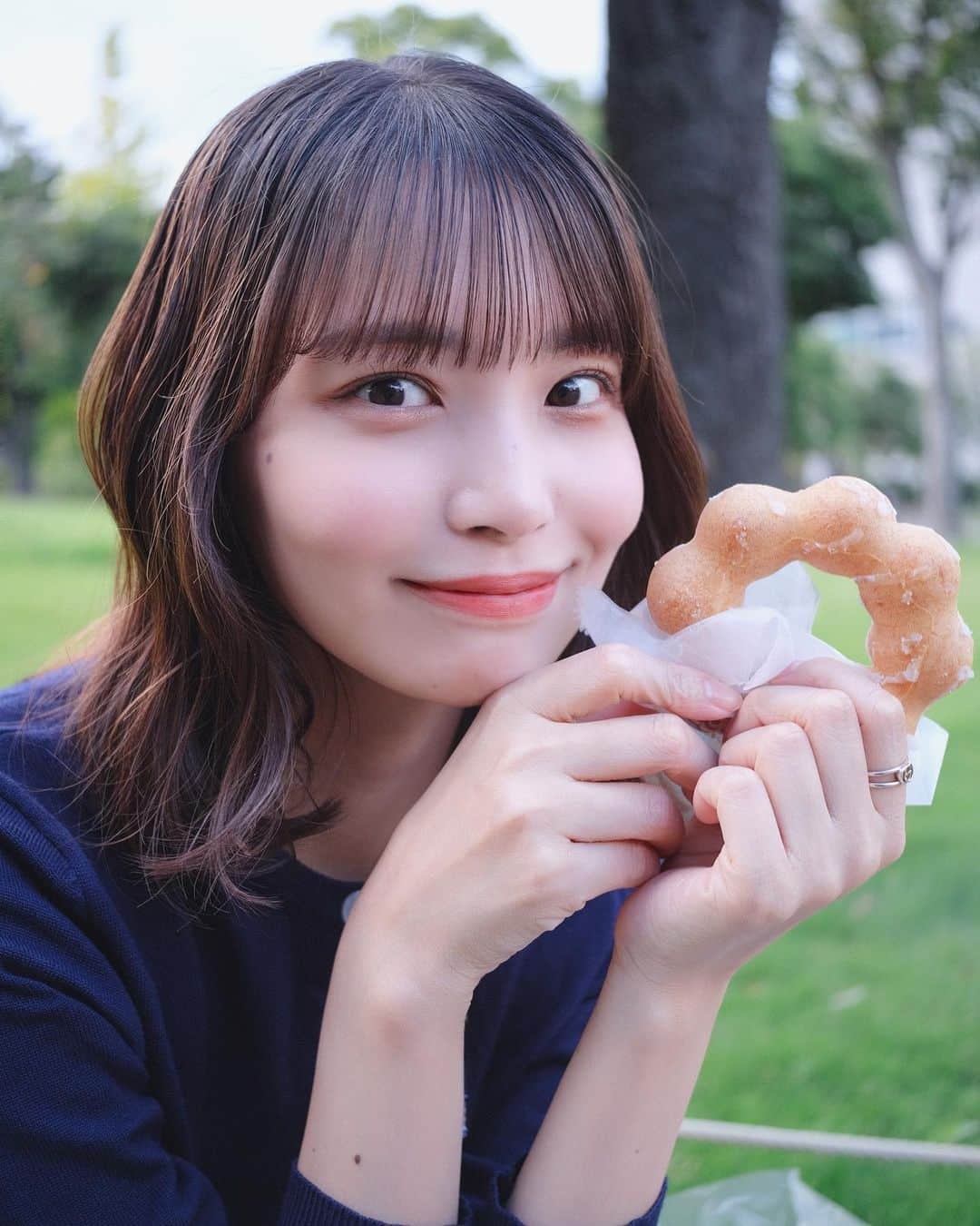 久保乃々花のインスタグラム：「🍃🍃🍃  口内炎が治ってやっと大好きなドーナツ食べれるようになった日！幸せ〜〜〜  珍しくネイビー服とか着てみたり？。笑  そして髪の毛つやつやになりました☺︎ @kenichi_oyama_ さん！ありがとうございます🌙  #fyp #fashion #一眼レフ #ボブ」