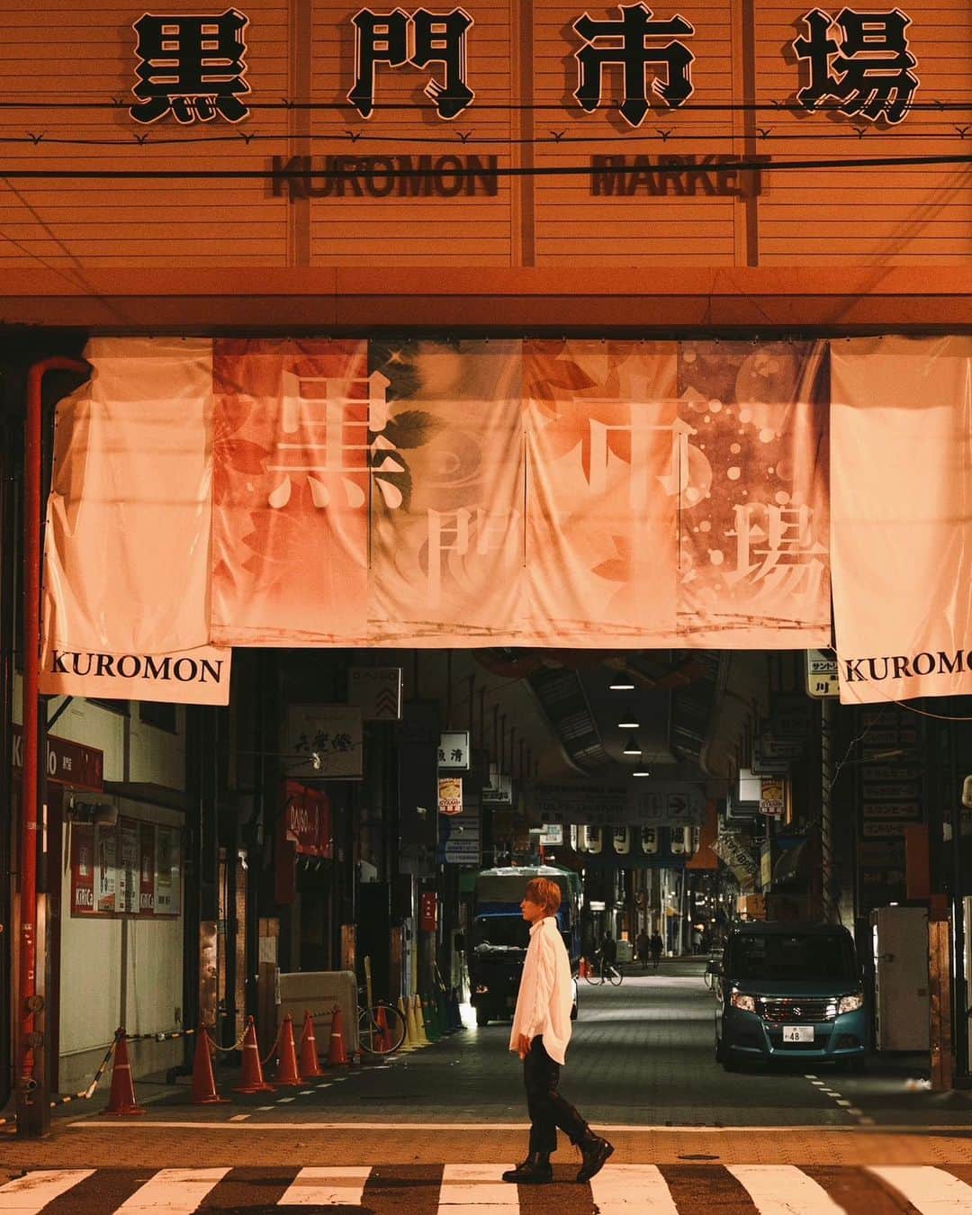 小山慶一郎さんのインスタグラム写真 - (小山慶一郎Instagram)「⁡ 僕のまだ知らない大阪の景色。 御堂筋から一本路地を入れば、 そこにはディープな世界が待っている。 ⁡ Photographer /  @yuto_kida Stylist / @kazuyamishima.tatanca @almostblack_official ⁡ #japan #osaka #culture #citygrammers#nightphotography」10月21日 19時48分 - keiichiro.koyama