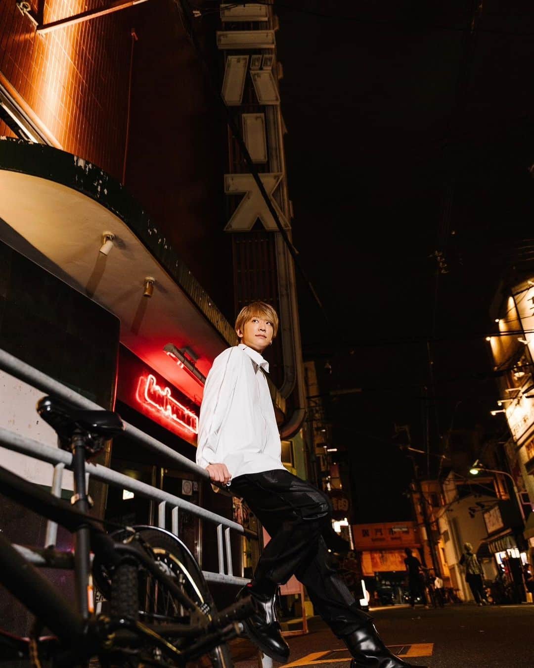 小山慶一郎さんのインスタグラム写真 - (小山慶一郎Instagram)「⁡ 僕のまだ知らない大阪の景色。 御堂筋から一本路地を入れば、 そこにはディープな世界が待っている。 ⁡ Photographer /  @yuto_kida Stylist / @kazuyamishima.tatanca @almostblack_official ⁡ #japan #osaka #culture #citygrammers#nightphotography」10月21日 19時48分 - keiichiro.koyama