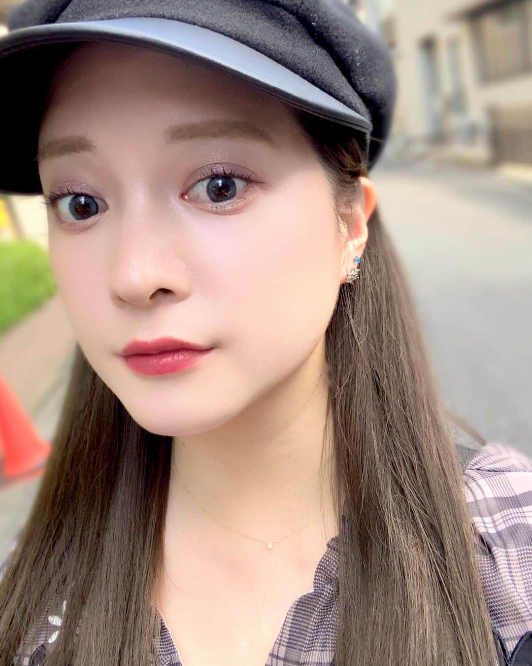 渡辺茉莉絵さんのインスタグラム写真 - (渡辺茉莉絵Instagram)「涼しくなってくるとなぜか#キャスケット 被りたくなる〜☁🫧🤍  そんな今日はだいっすきな#宮脇咲良 さまがプロデュースしている#カラコン @molak_official の#バブルブルー を付けてお出掛けしたんだ🌸💙💙💙 #ブルーカラコン ってやりすぎると可愛くないけど、これはほんとにックラのような#韓国アイドル っぽい目になれてテンションぶち上がった……！！私結構#ドライアイ だけどこれは長時間付けてても不快感ゼロだったのもすきなポイント🐰❕🎀  過ごしやすい気候になってきて嬉しいなあ🫶  #PR #モラク新色モニター #MOLAK #モラク #モラクワンデー  #モラク_カラコン #宮脇咲良カラコン #カラーコンタクト #韓国メイク #キャスケットコーデ #秋ですね」10月21日 19時48分 - maritan_118