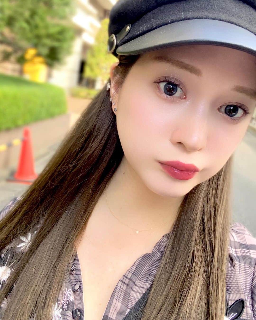 渡辺茉莉絵さんのインスタグラム写真 - (渡辺茉莉絵Instagram)「涼しくなってくるとなぜか#キャスケット 被りたくなる〜☁🫧🤍  そんな今日はだいっすきな#宮脇咲良 さまがプロデュースしている#カラコン @molak_official の#バブルブルー を付けてお出掛けしたんだ🌸💙💙💙 #ブルーカラコン ってやりすぎると可愛くないけど、これはほんとにックラのような#韓国アイドル っぽい目になれてテンションぶち上がった……！！私結構#ドライアイ だけどこれは長時間付けてても不快感ゼロだったのもすきなポイント🐰❕🎀  過ごしやすい気候になってきて嬉しいなあ🫶  #PR #モラク新色モニター #MOLAK #モラク #モラクワンデー  #モラク_カラコン #宮脇咲良カラコン #カラーコンタクト #韓国メイク #キャスケットコーデ #秋ですね」10月21日 19時48分 - maritan_118