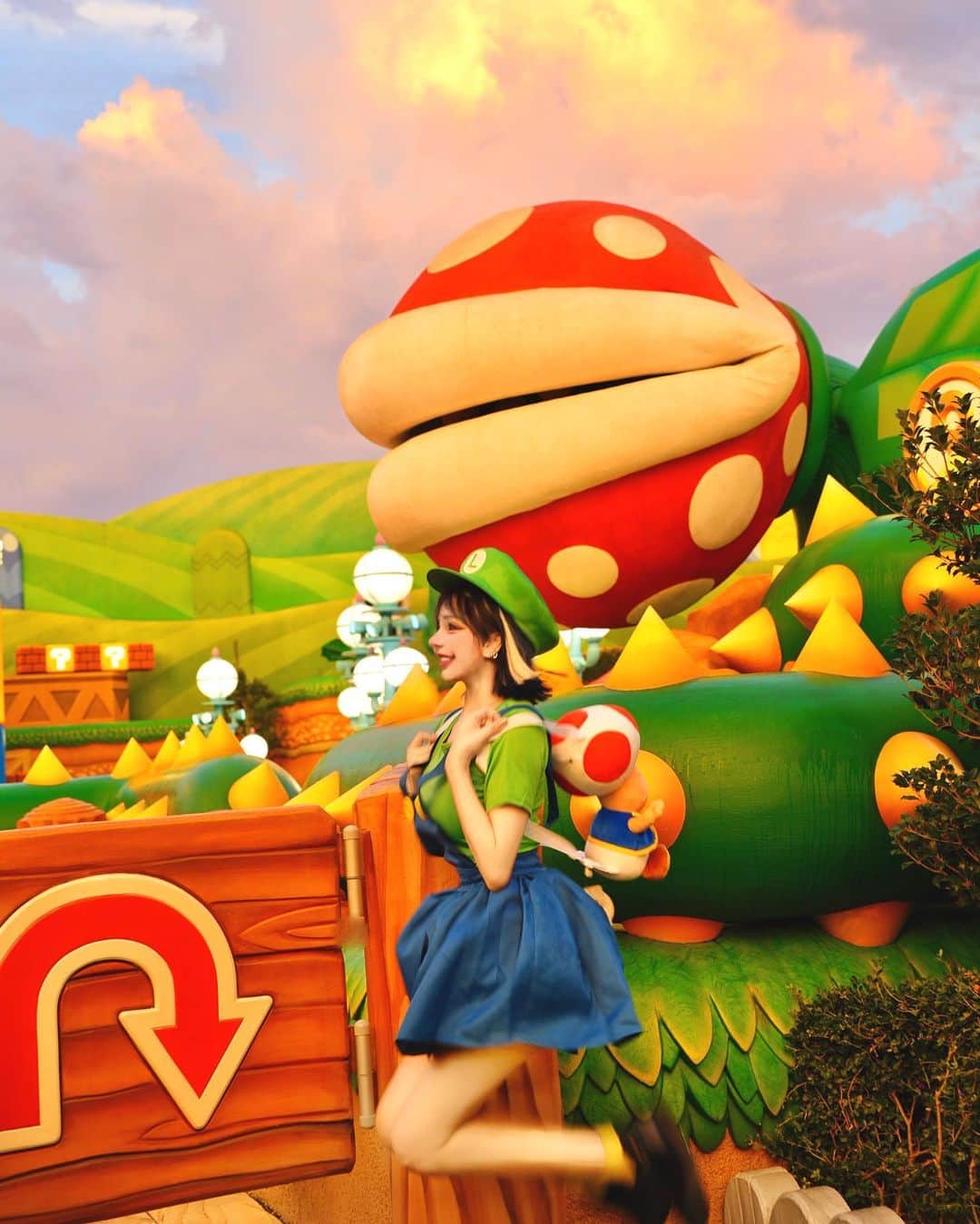 のインスタグラム：「久々にUSJ♡  マリオ人気すぎてまさか朝6時からもう行列でびっくり🫢😅  それでも整理券は夜の番しか残ってないから、次は5時から並ばないとね😂🍄  #マリオワールド#マリオ#コスプレ女子#usjコーデ#usjハロウィン#supermario」