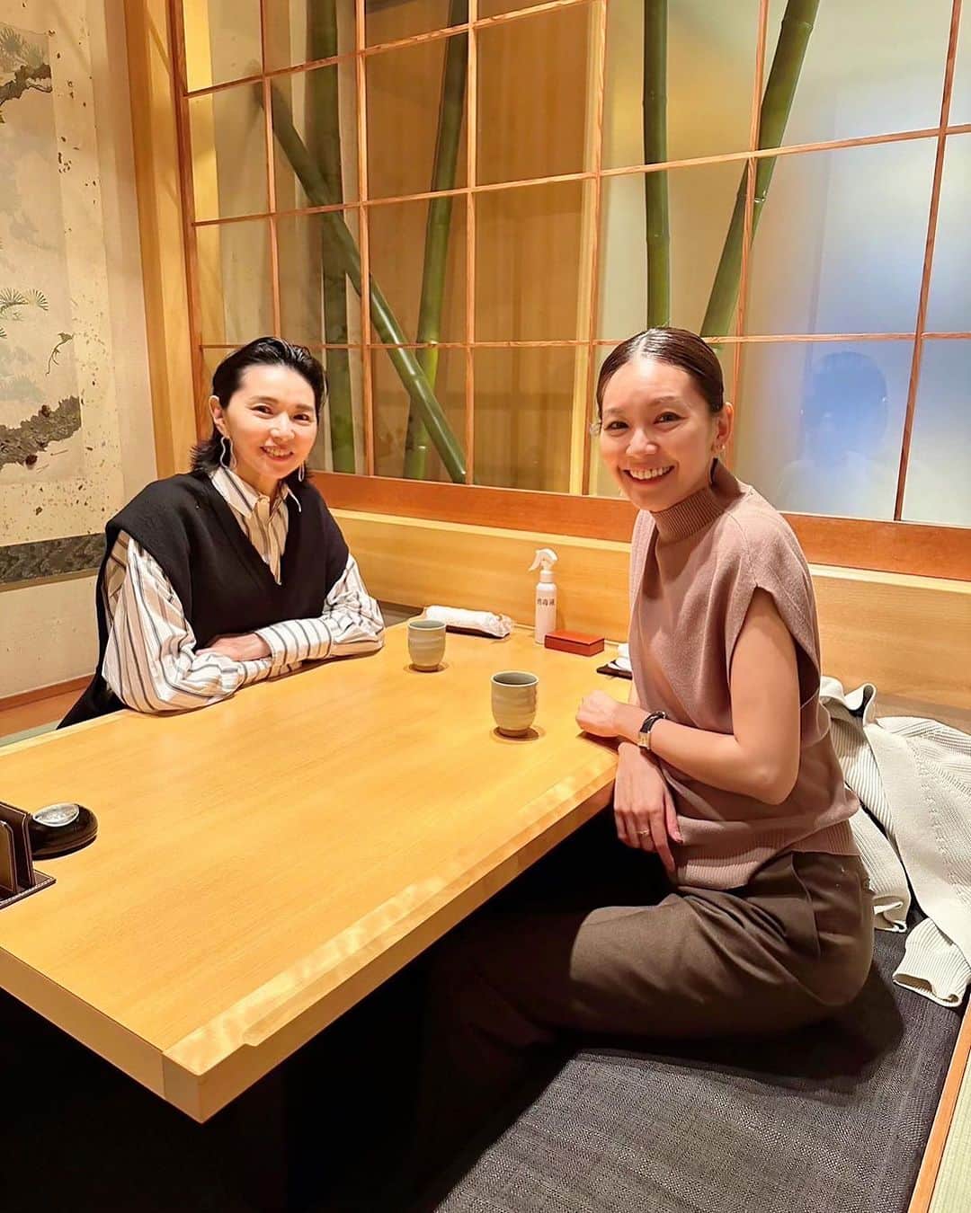 のインスタグラム：「先日のりちゃんが帰国していたのでランチをしました♪  @noriko_morishita_   世界を旅しているのりちゃん。 毎日がとっても楽しそう。 帰って来たらまたワクワク話聞きたいな😊  この日の私服は　@alsome_official のニットベストを着ていました。ちょっと暑かったので一枚で着ました。 このベストも軽くてモチモチで気持ちいいんだよー ブラウンのワントーンコーデ😊  knit vest @alsome_official  pants @thehandsome.official  sneaker @newbalance」