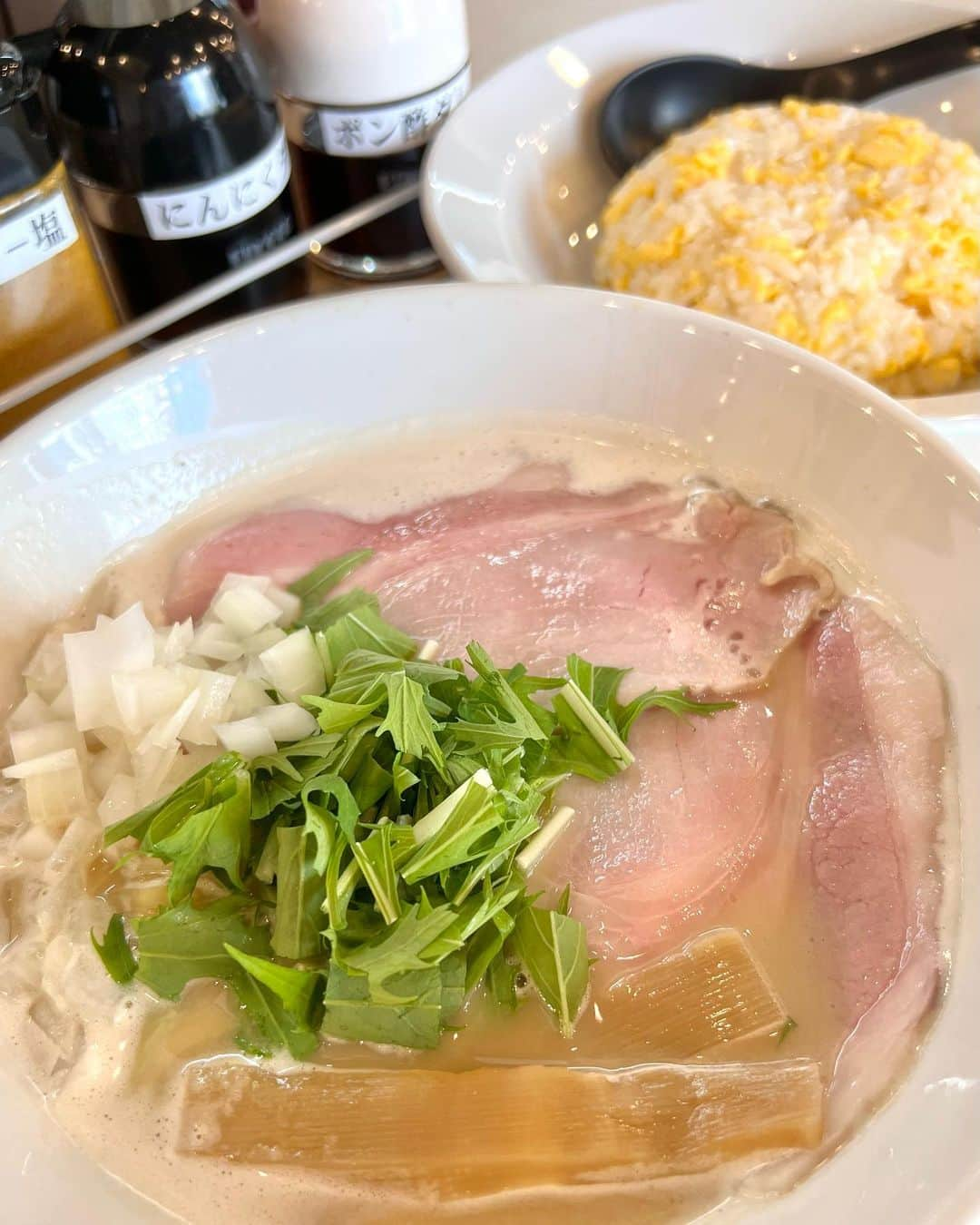 みき みーやんさんのインスタグラム写真 - (みき みーやんInstagram)「ラーメンランチ🤤💕 . 三国のらーめん Stand R&R 3号店であっさりラーメン🤤💕 @ramenstandrr3  . いつもここくるとコッテリばっかり頼むんだけど笑 今回は熟成醤油そばを注文❤ . コクがあって旨味も感じられるお醤油の深みのあるスープと もちもちの麺と柔らかいチャーシューがたまらーん🤤💕 . コッテリもいいけどたまにはあっさりもええな🤣 . . 新メニューの玉子焼きめしも注文！ すこしかために火を通した卵とパラパラのご飯が シンプルでラーメンにも合う🍜💕 . 一緒についてくるポン酢とニンニクダレとカレー塩で 味変できるのも良かったなー😍 . . #PR#ラーメン #ラーメンインスタグラマー #ラーメン部 #ラーメン好きな人と繋がりたい #ラーメンパトロール #ラーメン女子 #食べる動画 #もぐもぐ #アールアンドアール3号店 #三国グルメ #三国ランチ #三国駅 #ramen#さくら夙川 #食べる女 #神戸ランチ#こってり#らーめん#らーめん部」10月21日 19時50分 - mi_yan0101