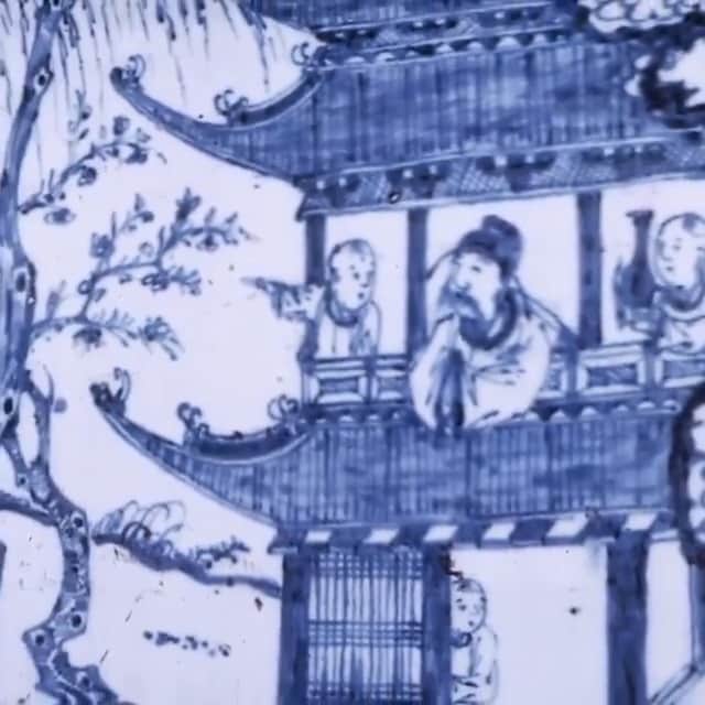 大英博物館のインスタグラム：「Once so poor he had to beg for land to bury his parents, by the age of 40 the Hongwu Emperor ruled China as the founder of the Ming Dynasty (1368–1644). He was born #OnThisDay in 1328.   Born Zhu Yuanzhang, the future emperor was orphaned at 16 and became a monk to avoid starvation. Rather than following a monastic life, he joined a rebel force and rose through the ranks to become a military leader ⚔  The previous rulers, the Mongols, had generally been ineffective towards the end of their Yuan dynasty (1279–1368). Peasant unrest was compounded by droughts and famines, and there were many rebellions against the alien ruling power.  Zhu Yuanzhang emerged victorious among the various warring factions, declared himself emperor of the new Ming (literally ‘brilliant’) dynasty, and took the regnal name Hongwu, which means ‘vast military accomplishment’ 👑  The Ming became one of the more stable and longer-lasting dynasties of Chinese history, famed for its exquisite blue-and-white porcelain. During the Ming dynasty technology and artistry flourished, creating works of such delicacy and intricacy that they are still treasured today 🏺   📽Join Curator Jessica Harrison-Hall as she explores how the Ming dynasty was able to reach new heights of porcelain perfection – link in bio.  🏛 To feast your eyes on more beautiful Chinese ceramics, head to Room 95 of the Museum – housing the Sir Percival David Collection.   #BritishMuseum #ChineseArt #Ming」