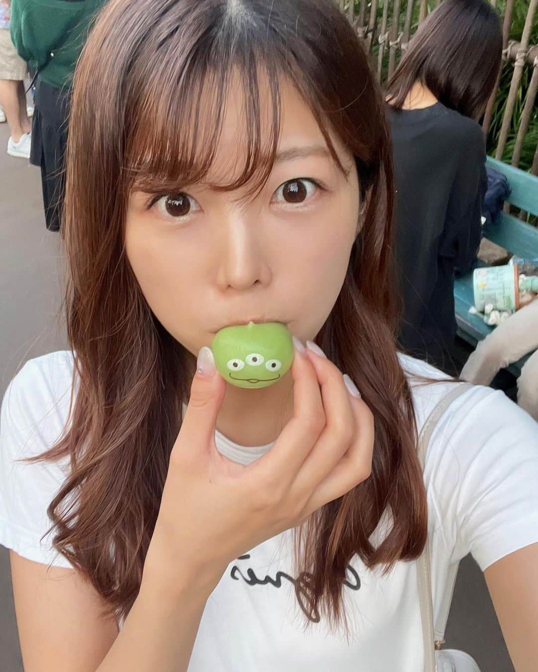 村上麻莉奈のインスタグラム：「定番のやつ ・ ・ ・ #東京ディズニーシー #ディズニーシー #リトルグリーンまん #リトルグリーンメン #tokyodisneysea #トイストーリー #disneysea #tokyodisney #tokyodisneyland #visittojapan  #traveljapan #traveltokyo  #halloweendisney #disneyhalloween #tokyodisney」